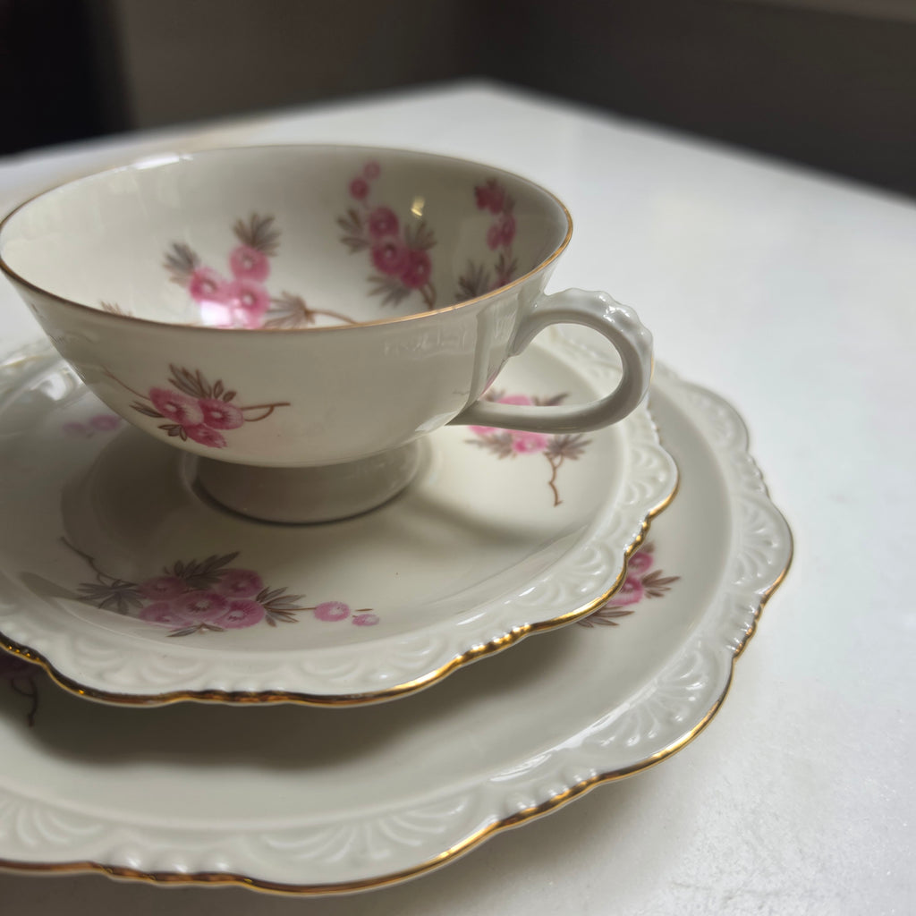 Vintage-Porzellan-Gedeck (3-teilig) mit zartem Rosendesign und Goldrand