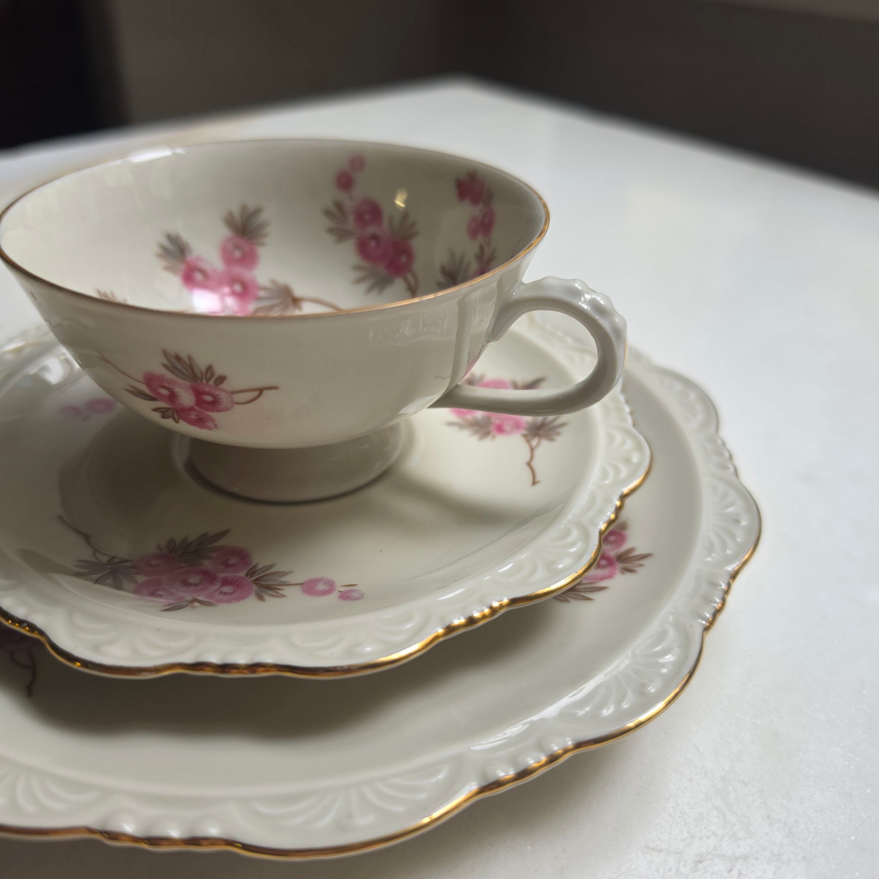 Vintage-Porzellan-Gedeck (3-teilig) mit zartem Rosendesign und Goldrand