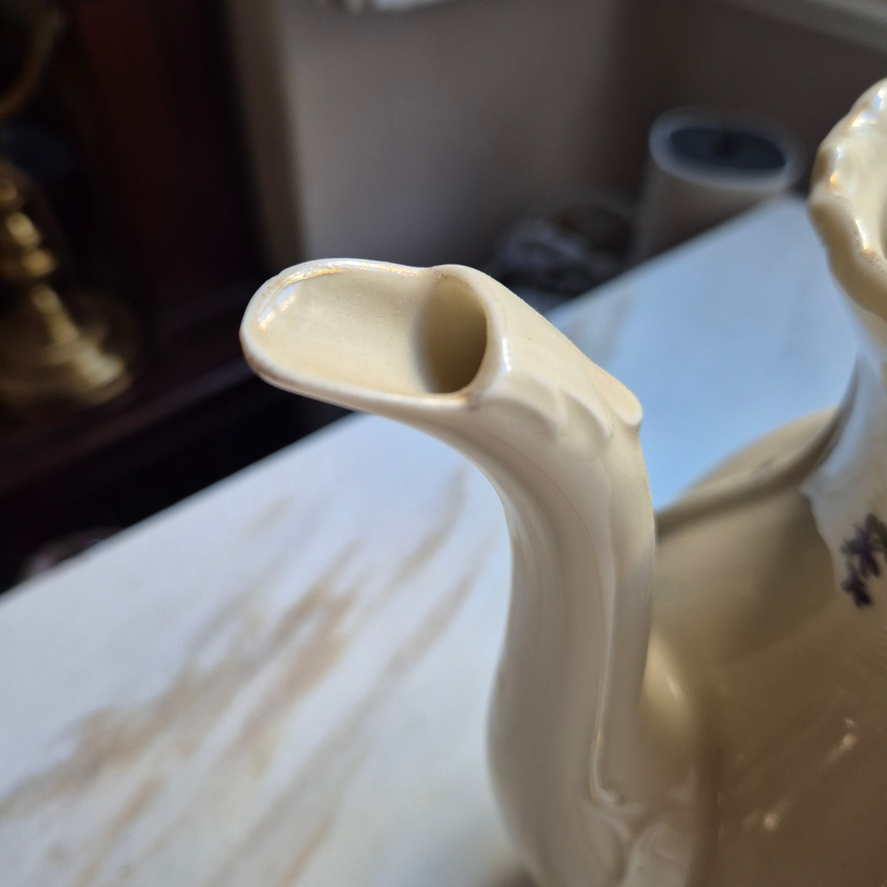 Antike Porzellan Tee oder Kaffeekanne von Kurmark elfenbeinfarbe