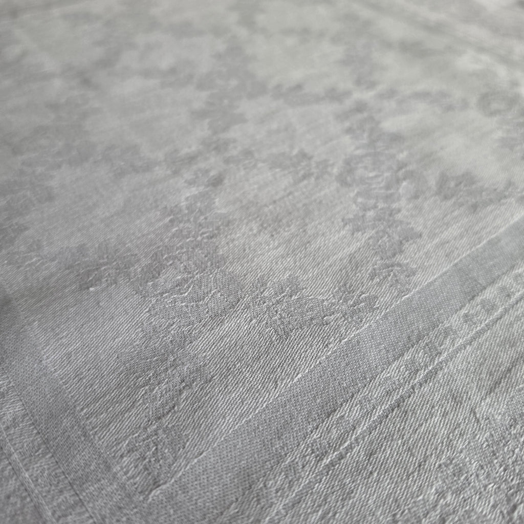 Antike Damast-Serviette mit handgesticktem Monogramm „F.H.“ – Nostalgischer Charme für deine Tafel 55x51cm