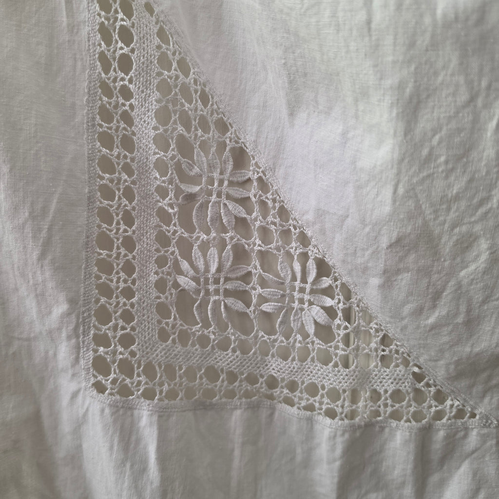 Vintage Halbschürze aus antiker Baumwolle mit kunstvoller Durchbruchstickerei – Weiß um 1900