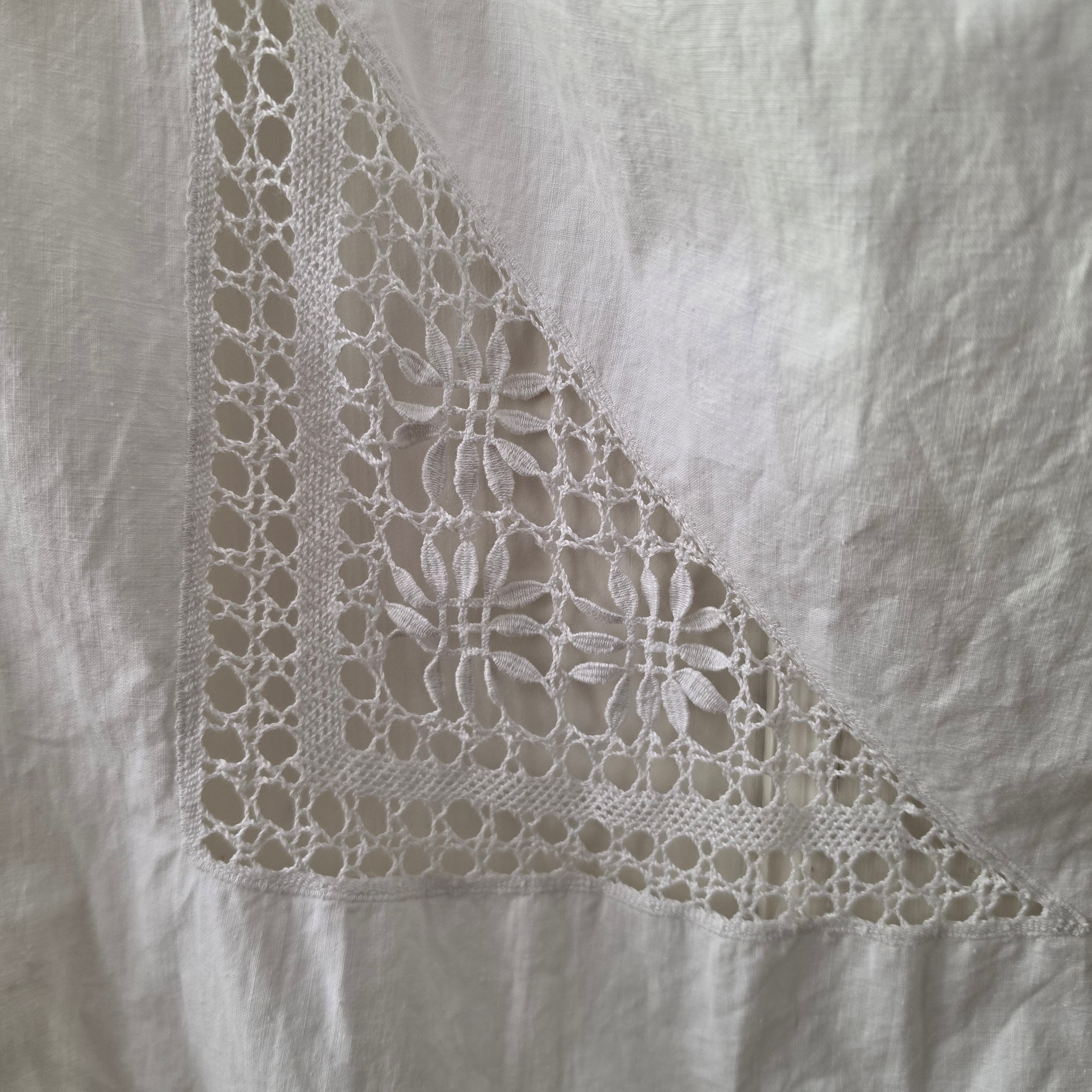 Vintage Halbschürze aus antiker Baumwolle mit kunstvoller Durchbruchstickerei – Weiß um 1900