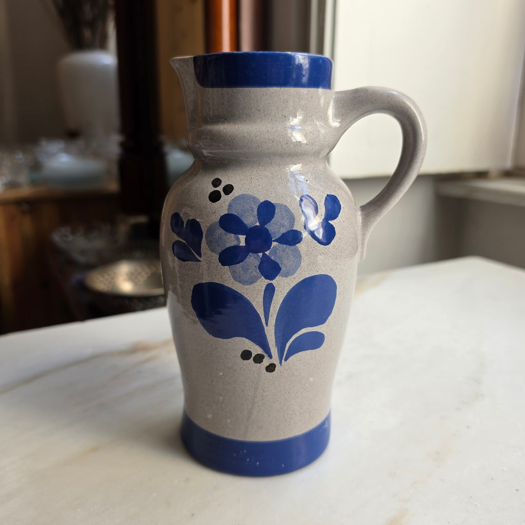Vintage Steingut-Krug mit blauem Blumenmuster – Klassischer Salzglasur-Stil
