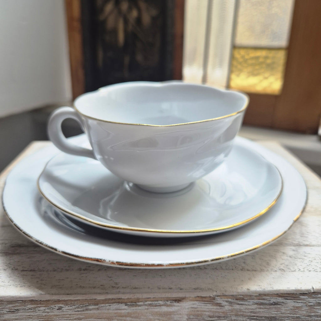 Antikes 3-teiliges Kaffeegedeck - Freiberger Porzellan - Weiß mit Goldrand