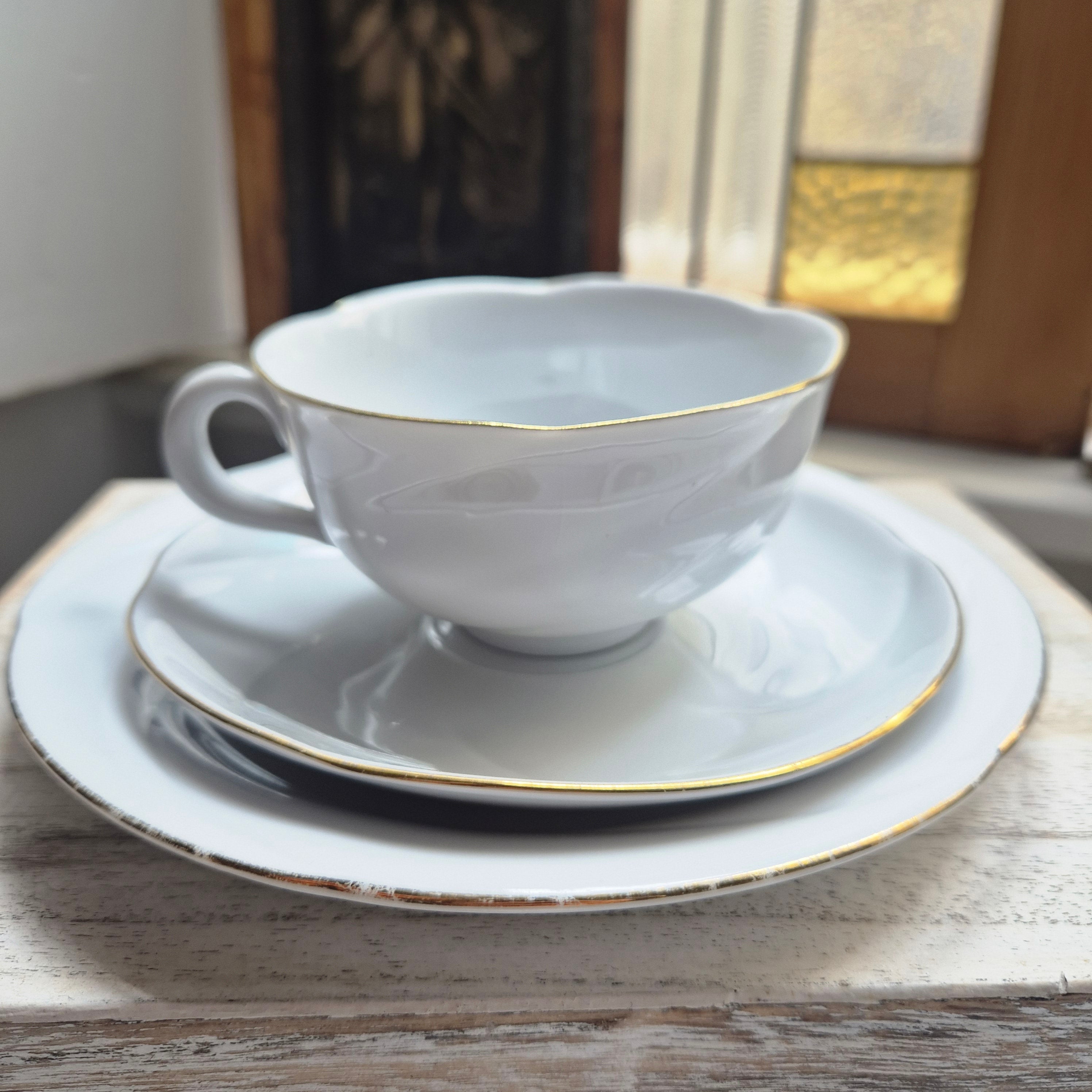 Antikes 3-teiliges Kaffeegedeck - Freiberger Porzellan - Weiß mit Goldrand