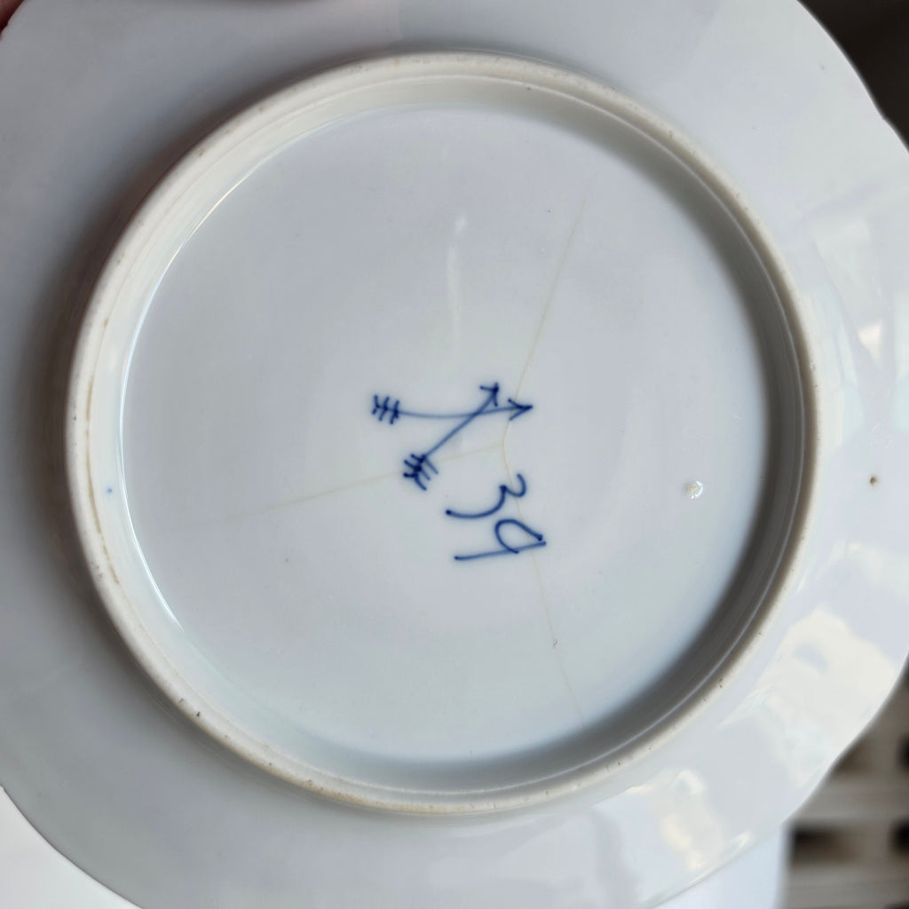Antiker Porzellanteller mit blau-weißem Strohblumenmuster / Musselmalet – Unterglasurdekor
