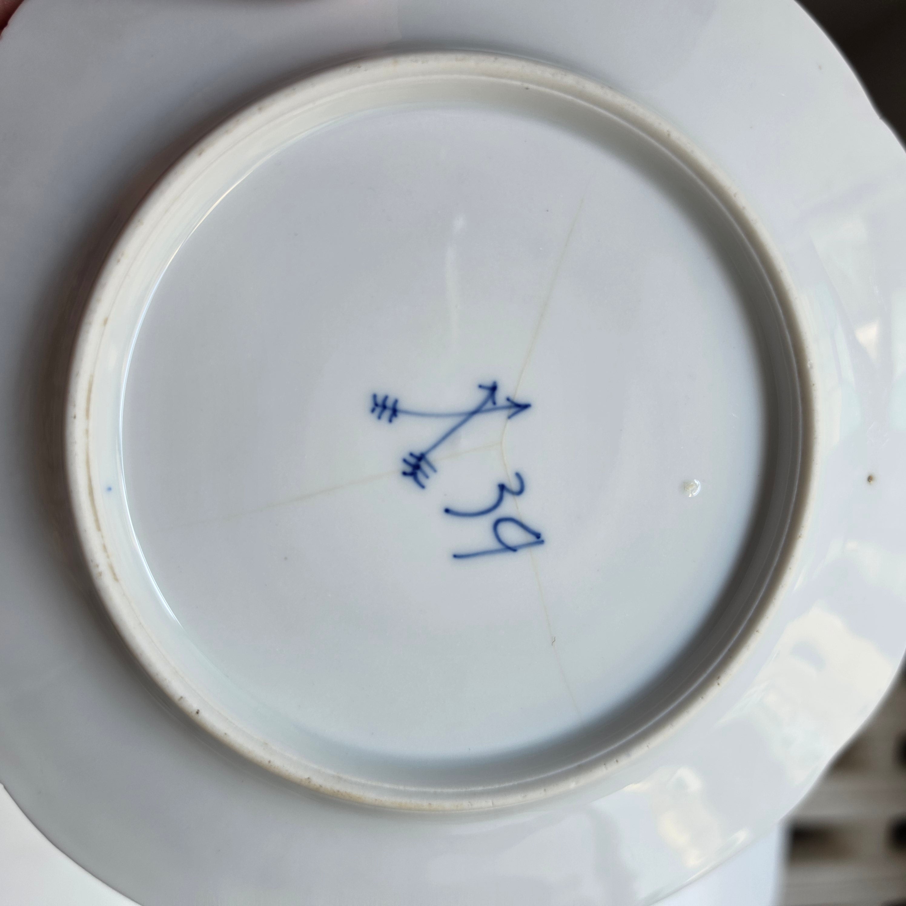 Antiker Porzellanteller mit blau-weißem Strohblumenmuster / Musselmalet – Unterglasurdekor