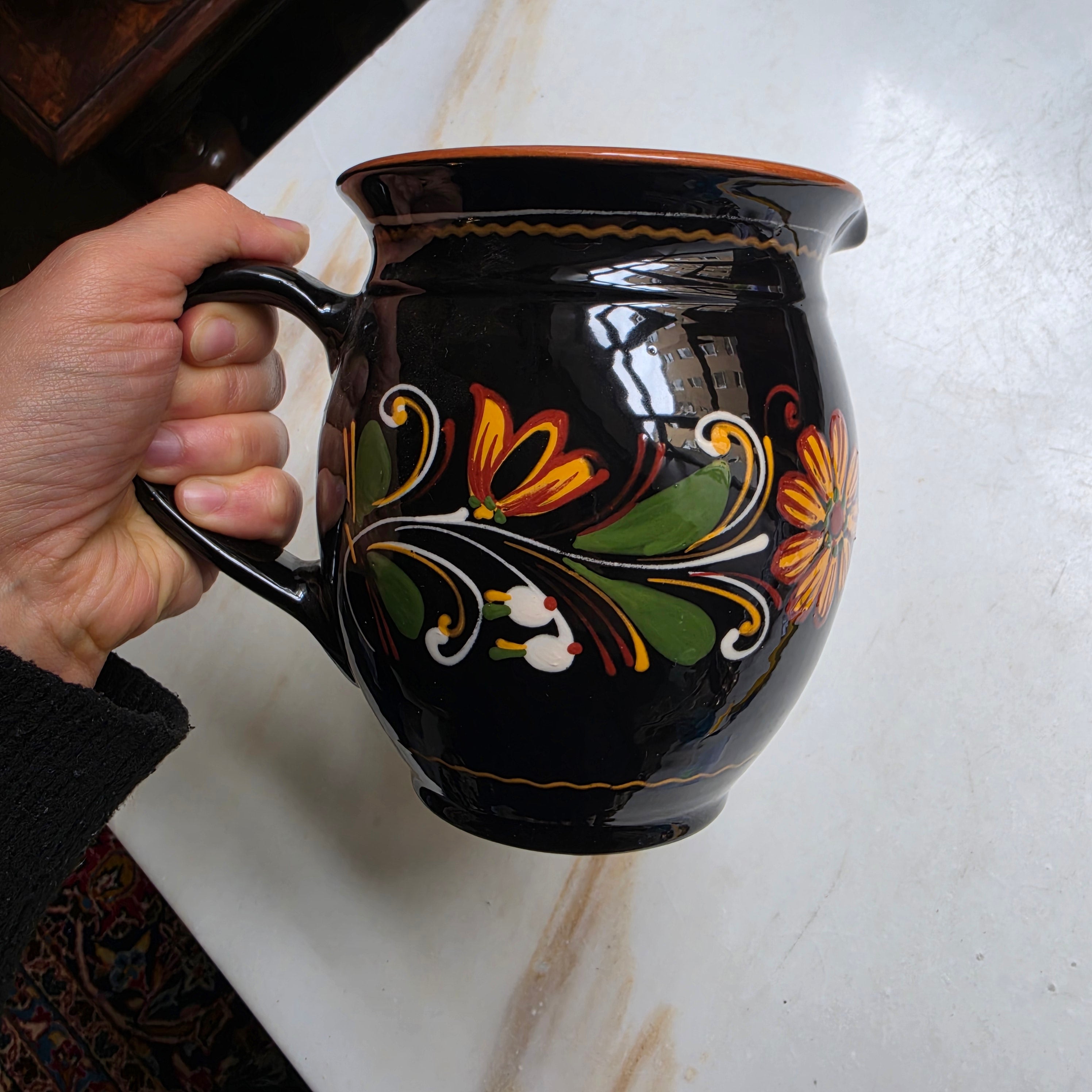 Vintage Krug mit Henkel - Handbemalt mit Blumen - schwarz
