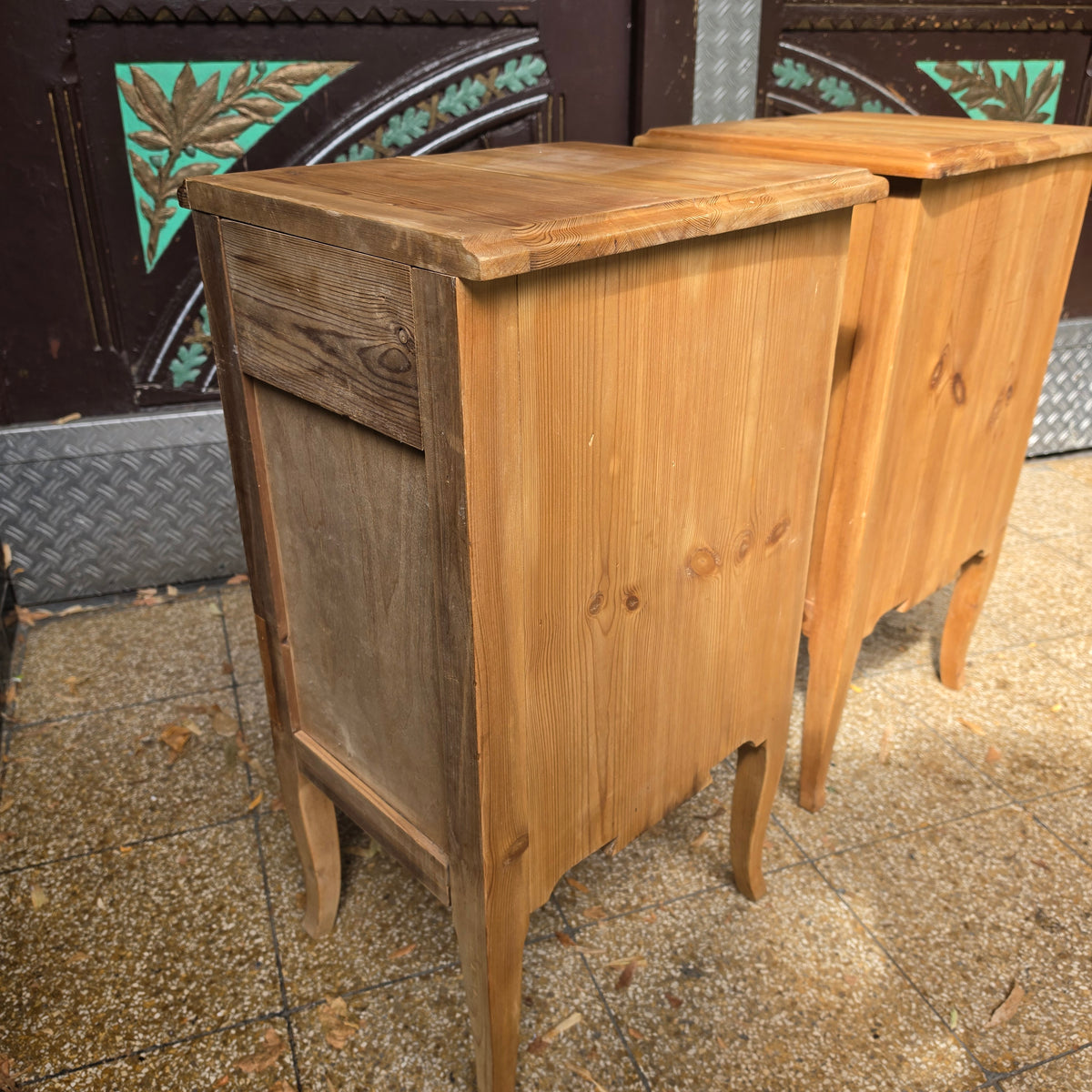 2x Biedermeier Nachtschränkchen – Massivholz mit Messingknopf
