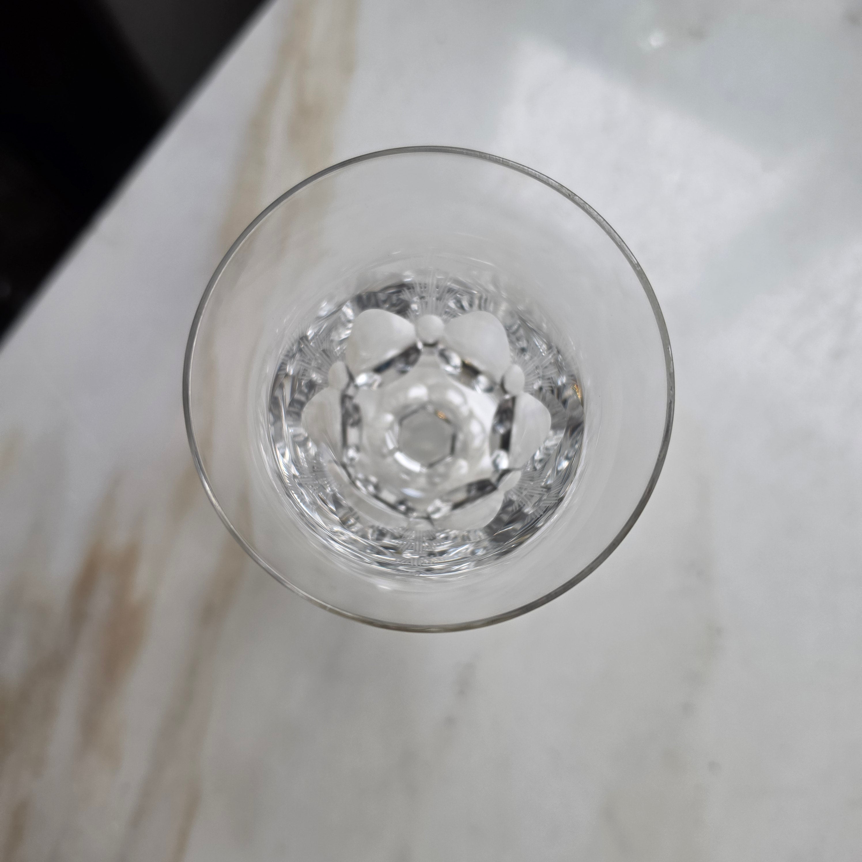 Elegantes Vintage-Likörglas aus geschliffenem Kristall – Facettierter Stiel & Sternboden