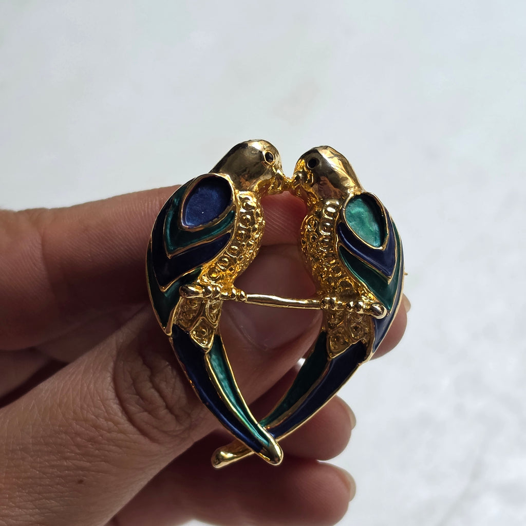 Vintage Goldfarbene Emaille-Brosche "Zwei Liebende Papageien"