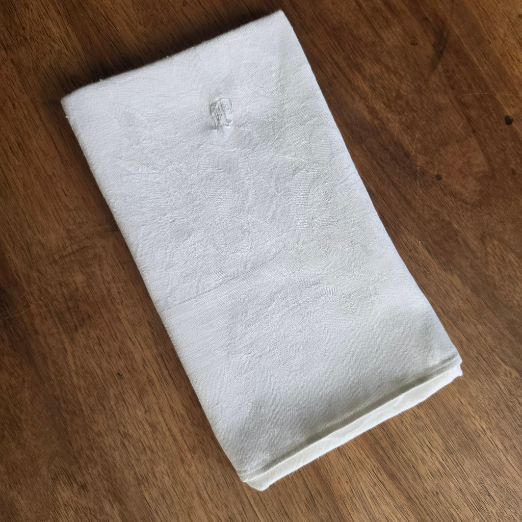 Antikes Leinen-Damast-Handtuch mit Rosenmuster & Monogramm M.P. - 45x103