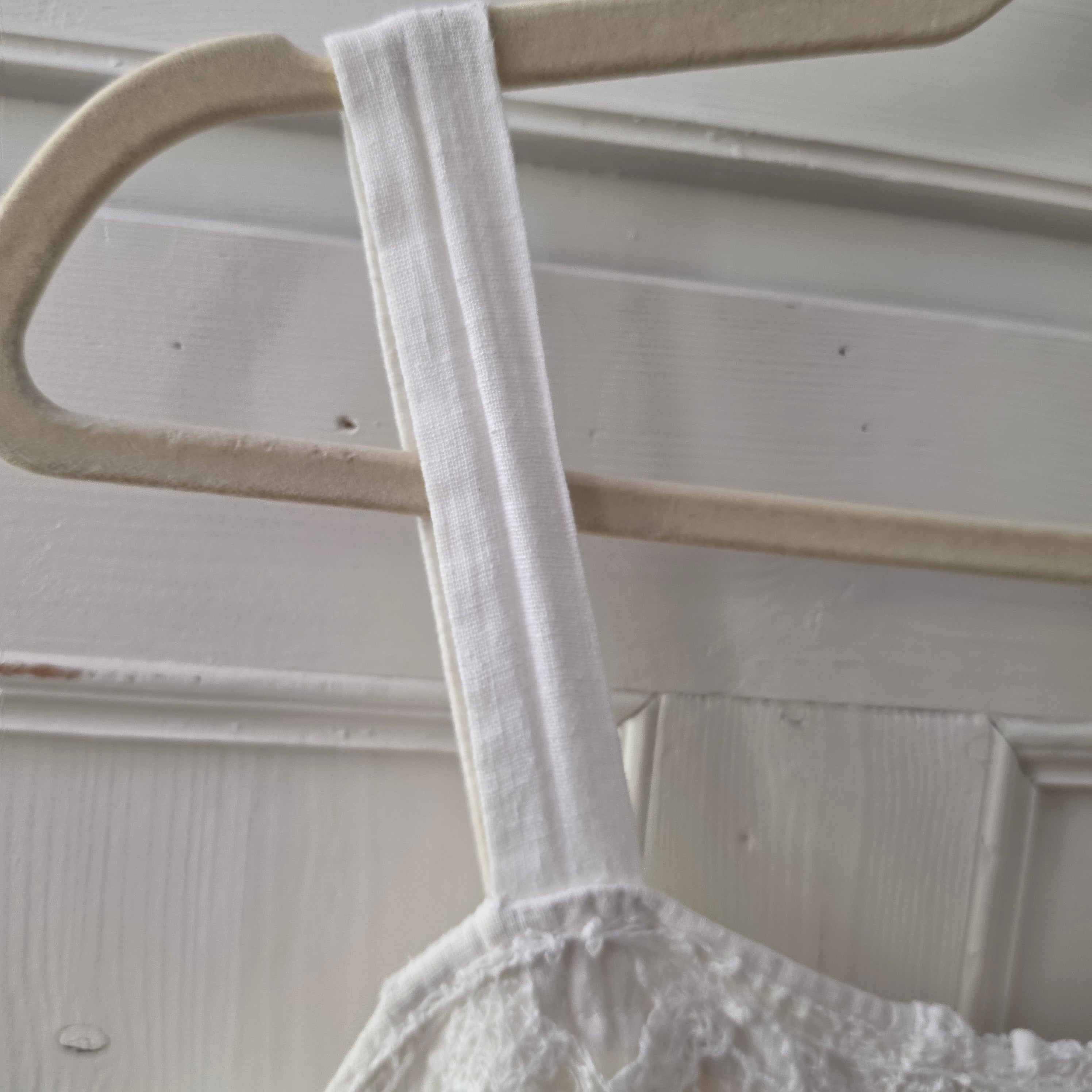 Romantisches Vintage Trägerkleid – Weißes Halbleinen & Spitze (Handgemachtes Unikat)