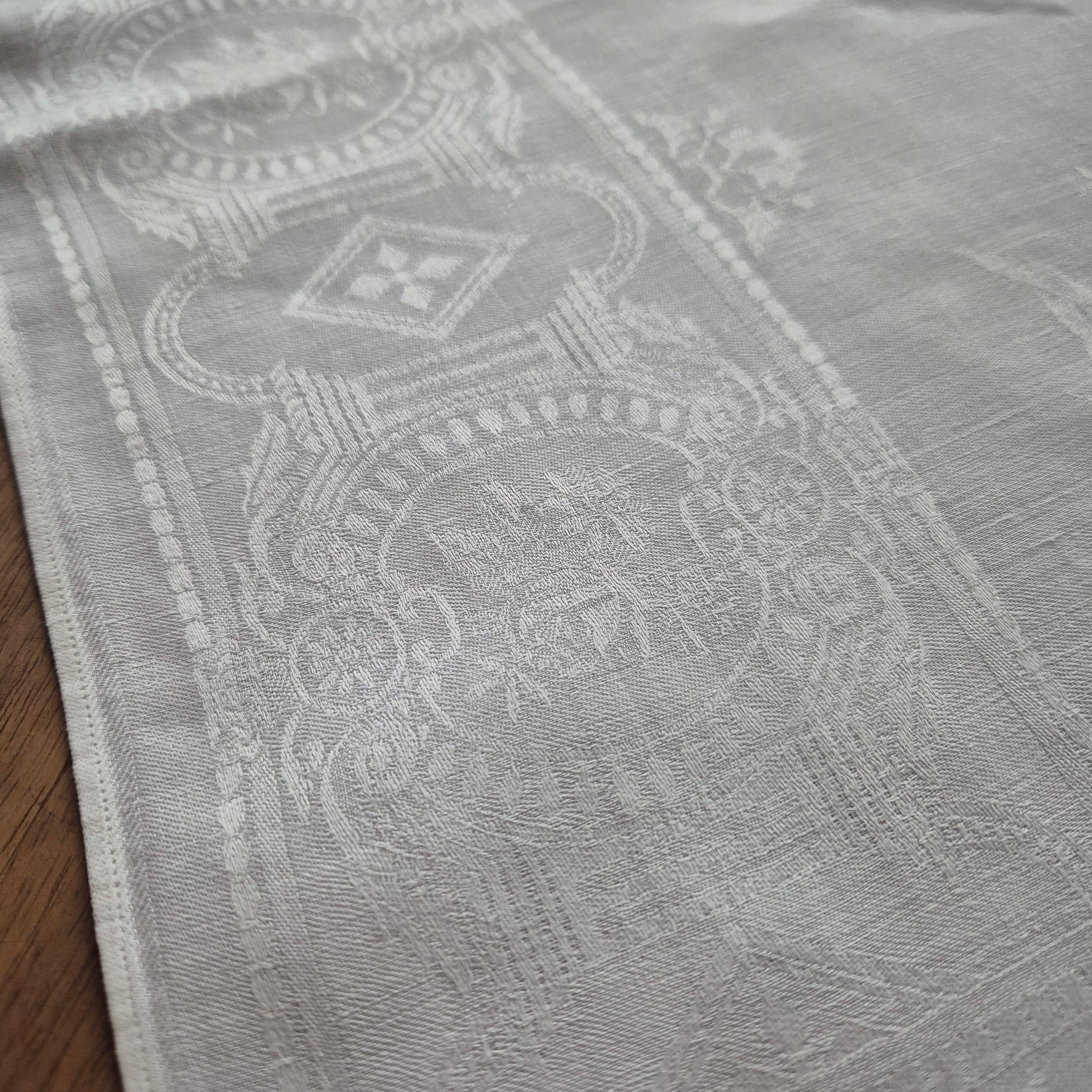 Antike Serviette / Mitteldecke Damast quadratisch weiß Baumwolle 70x72cm (Flecken) Monogramm I.K. oder J.K. ♡