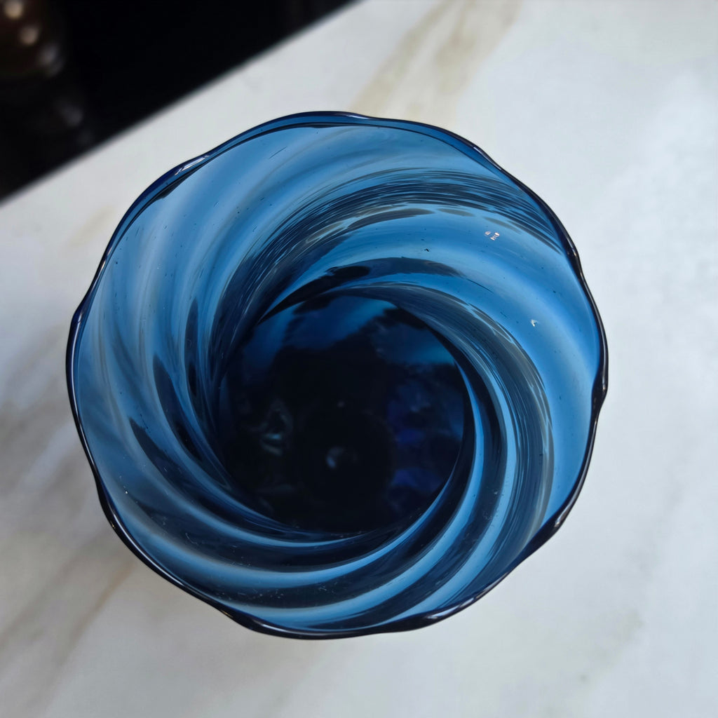 Mundgeblasene Kunstglas-Vase in Cobaltblau – Elegantes Wirbel-Design