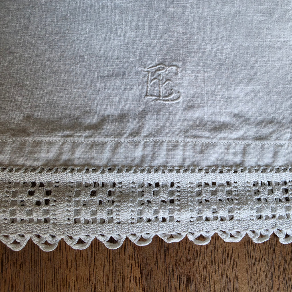 Antiker Baumwoll-Kissenbezug mit handgearbeiteter Klöppelspitze & Monogramm - Reine weiße Baumwolle 80x80cm