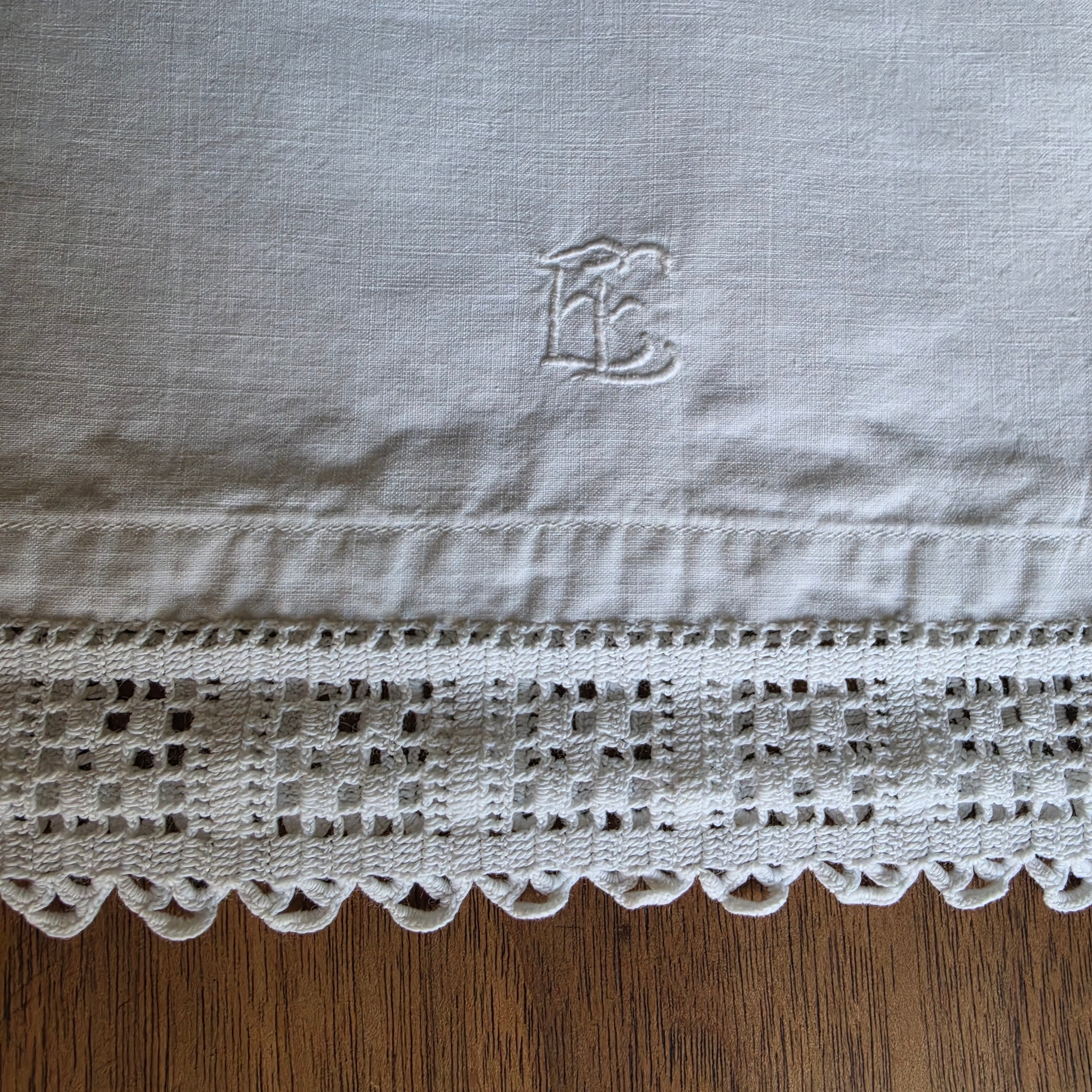 Antiker Baumwoll-Kissenbezug mit handgearbeiteter Klöppelspitze & Monogramm - Reine weiße Baumwolle 80x80cm