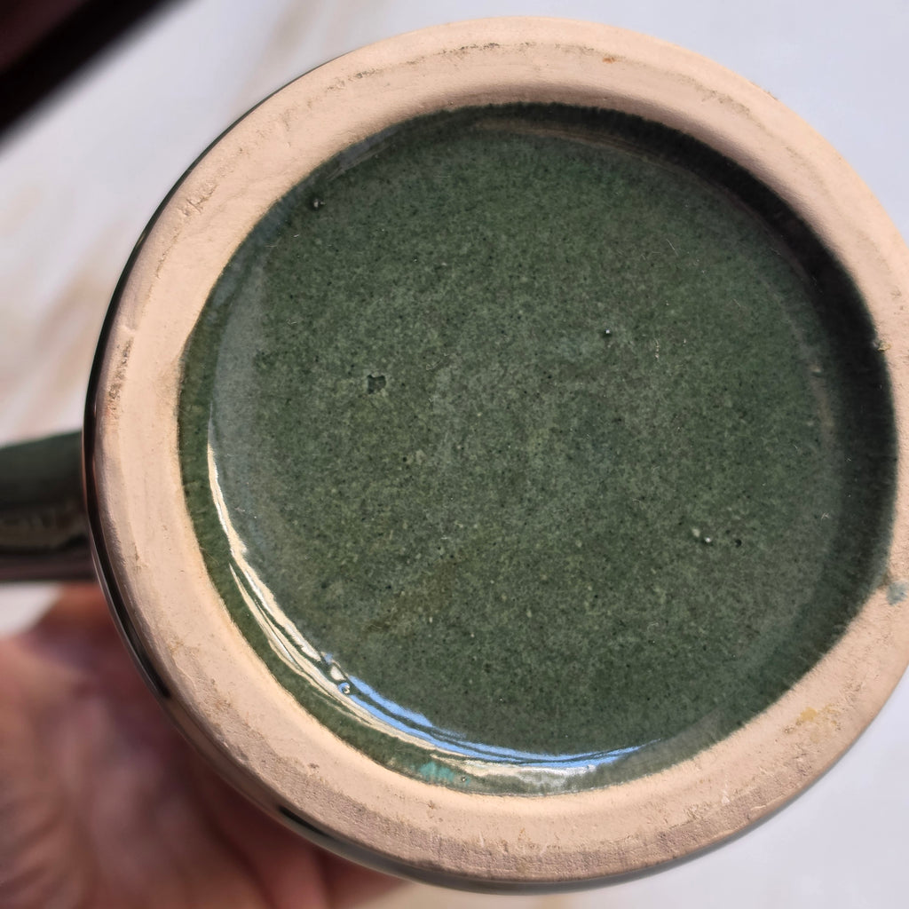 Rustikaler Vintage-Bierkrug aus Keramik – Dunkelgrün mit Relief-Jagdmotiv