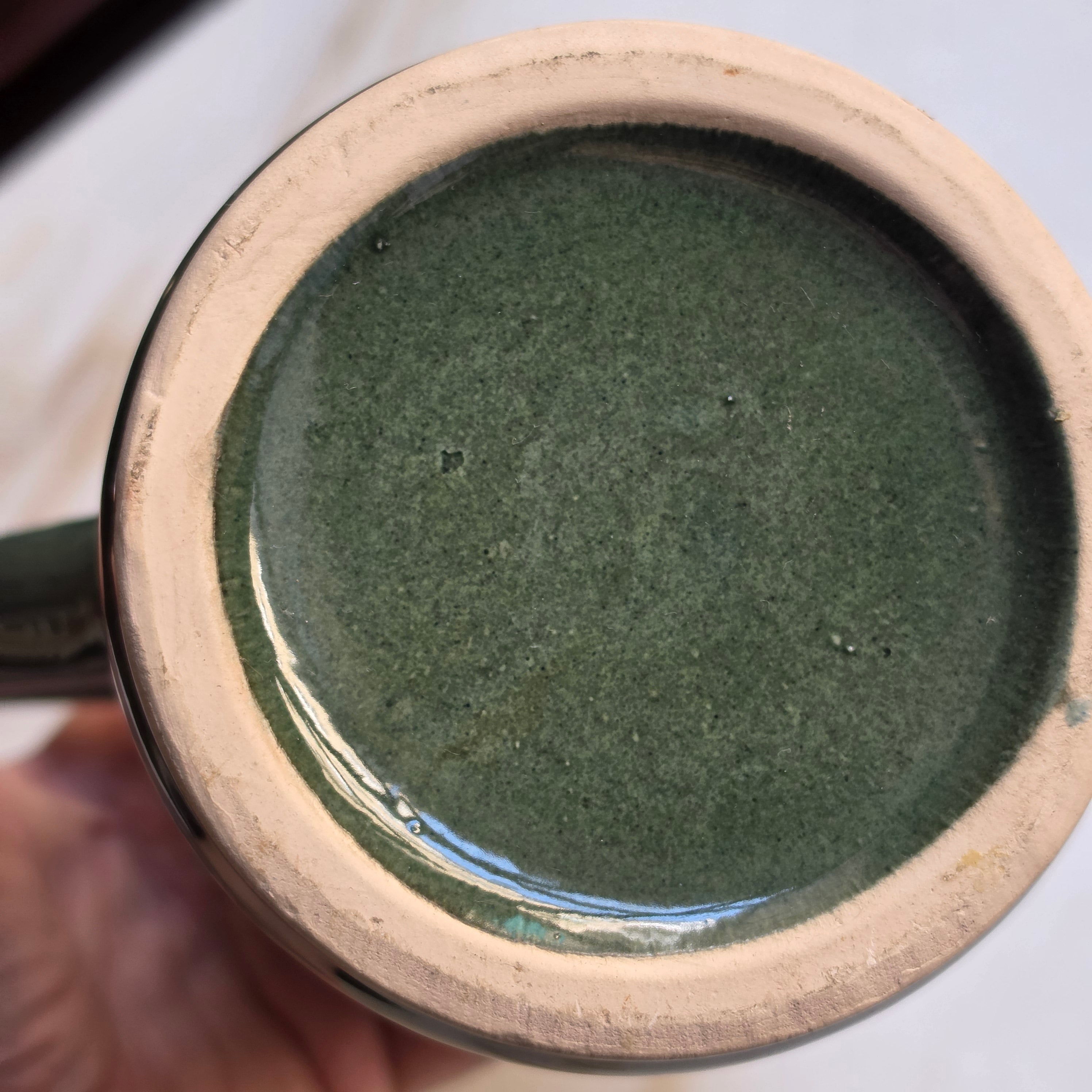 Rustikaler Vintage-Bierkrug aus Keramik – Dunkelgrün mit Relief-Jagdmotiv