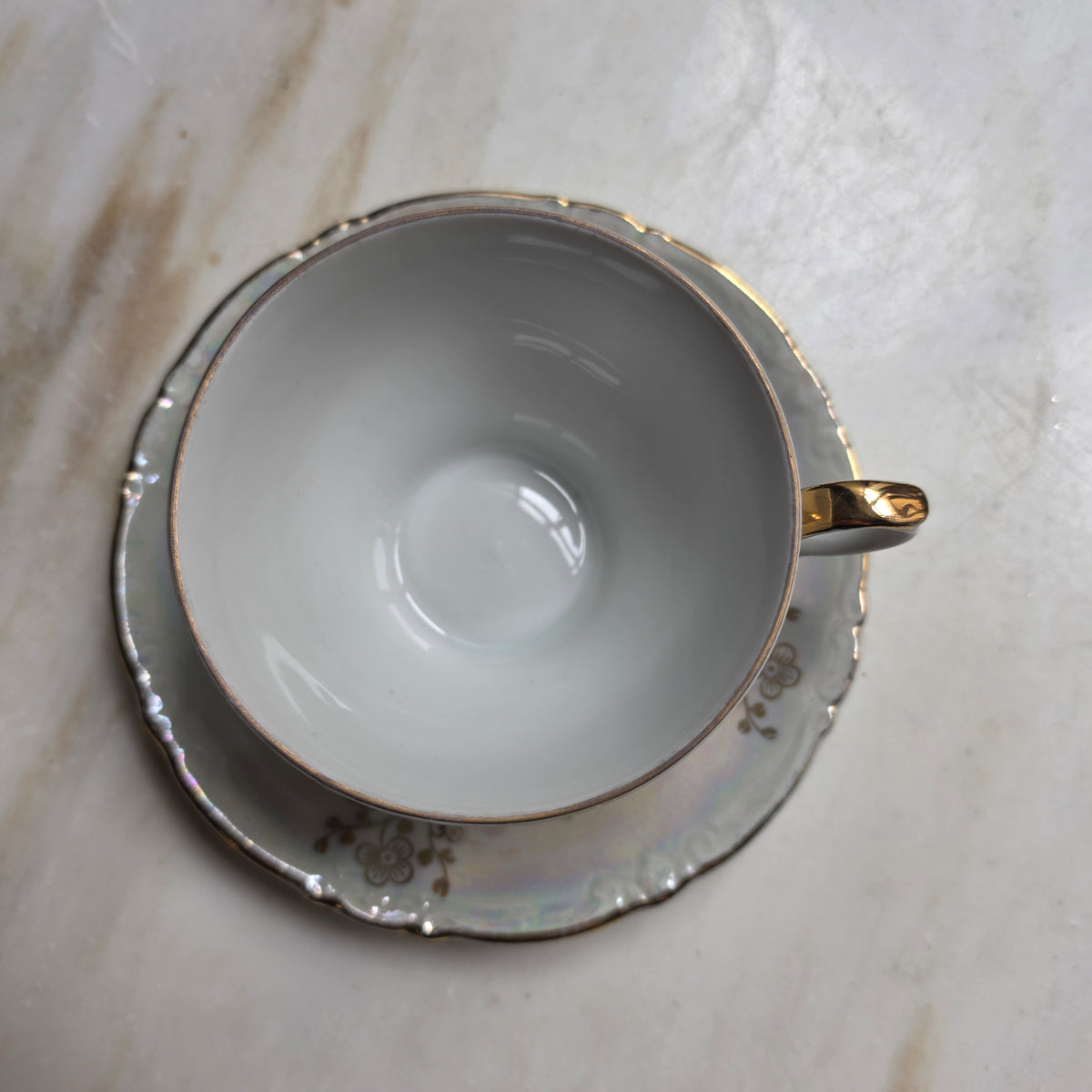 Vintage Kahla Porzellan Tasse mit Untertasse – Perlmutt-Luster mit Golddekor & Blütendekor - GDR