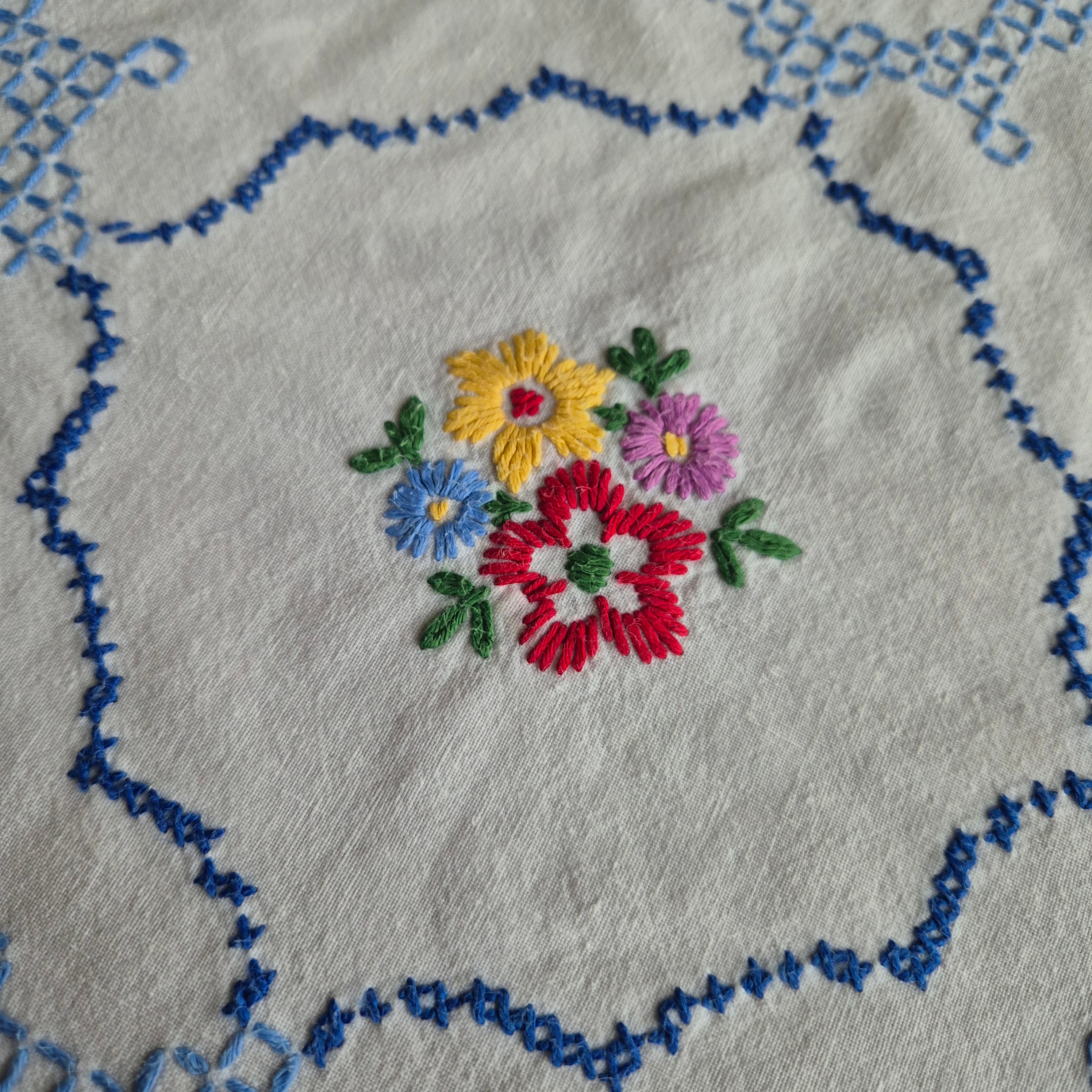 Antike Vintage Tischdecke blau weiß 125x160cm bestickt mit Rosen