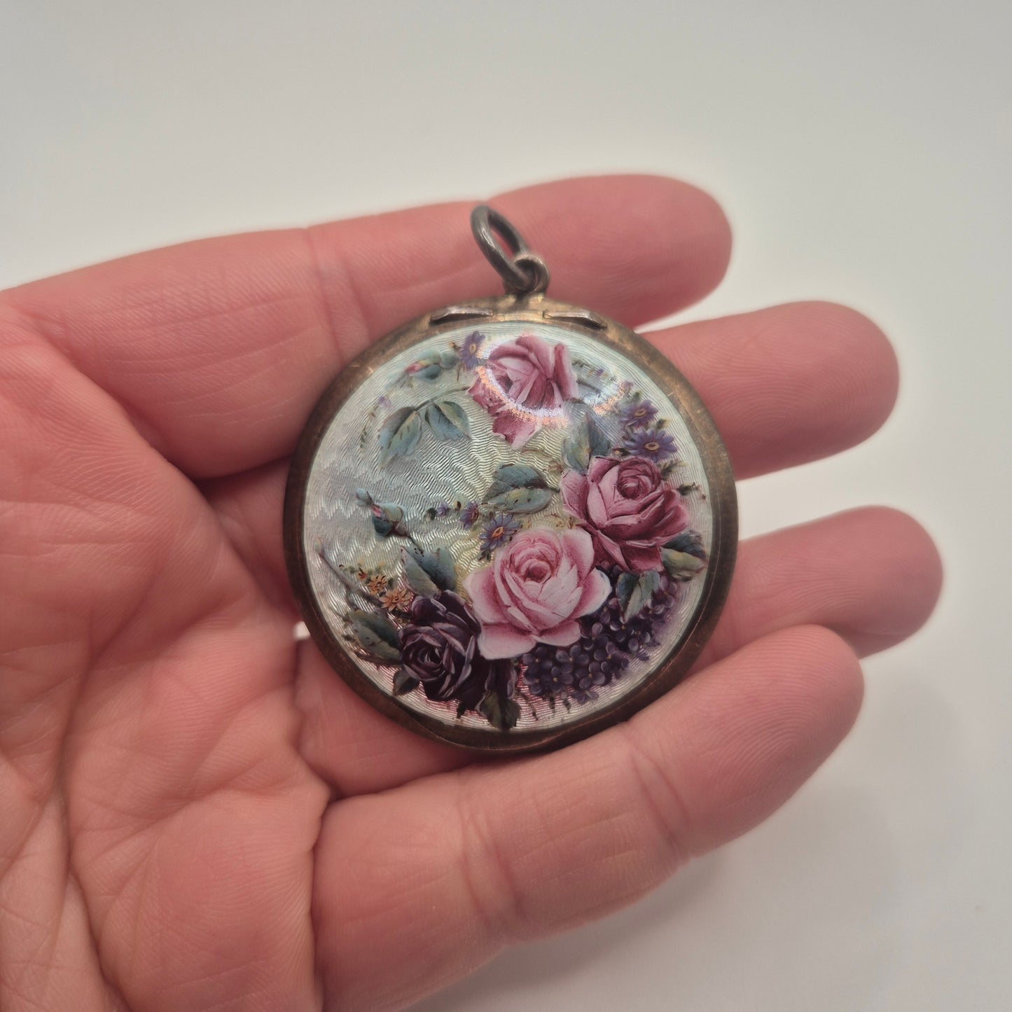 Charmante Vintage-Metalldose – Romantisches Rosen-Design mit Guilloché-Emaille