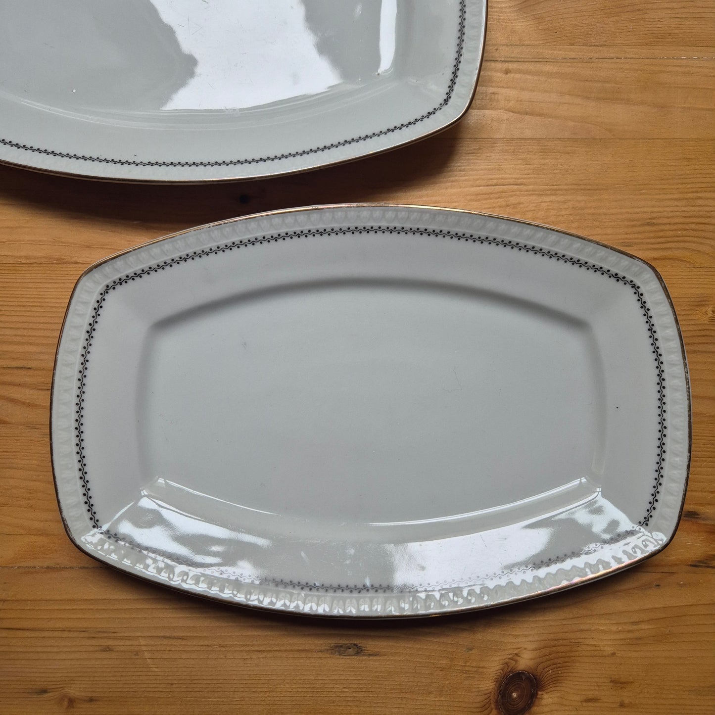 2x Alte Servierplatten Teller Vintage Silesia Porzellan weiß gold schwarz