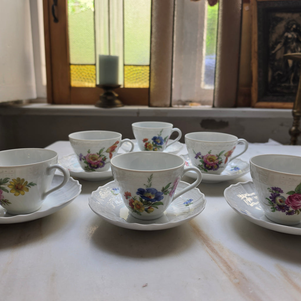 6x Antike Hutschenreuther Porzellan Tassen mit Untertassen mit Blumenmotiv Reliefrand Tee Kaffee