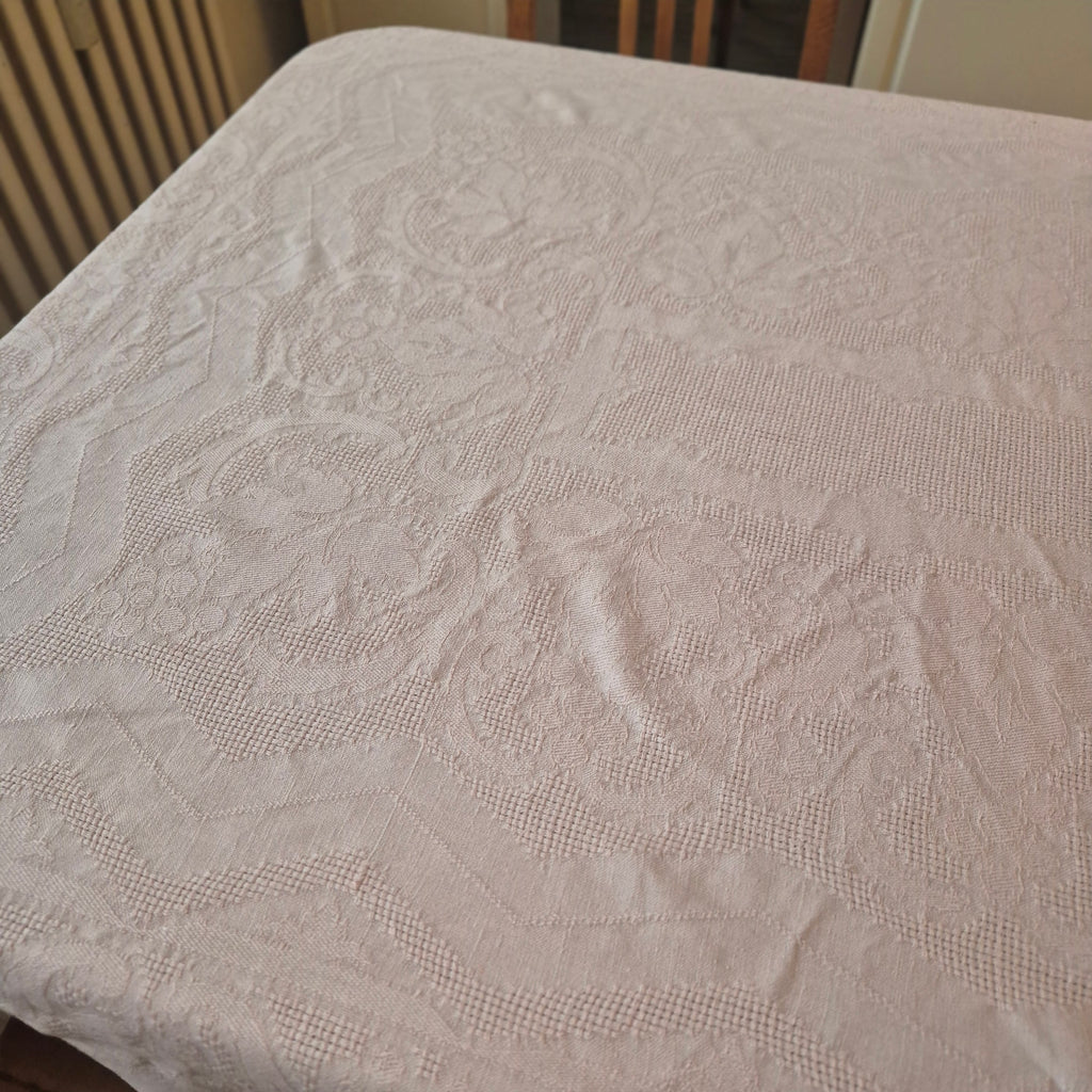 Wunderschöne Vintage Leinen Tischdecke mit Damast Blumendekor leider mit Fleck! 130x215cm Altrosa
