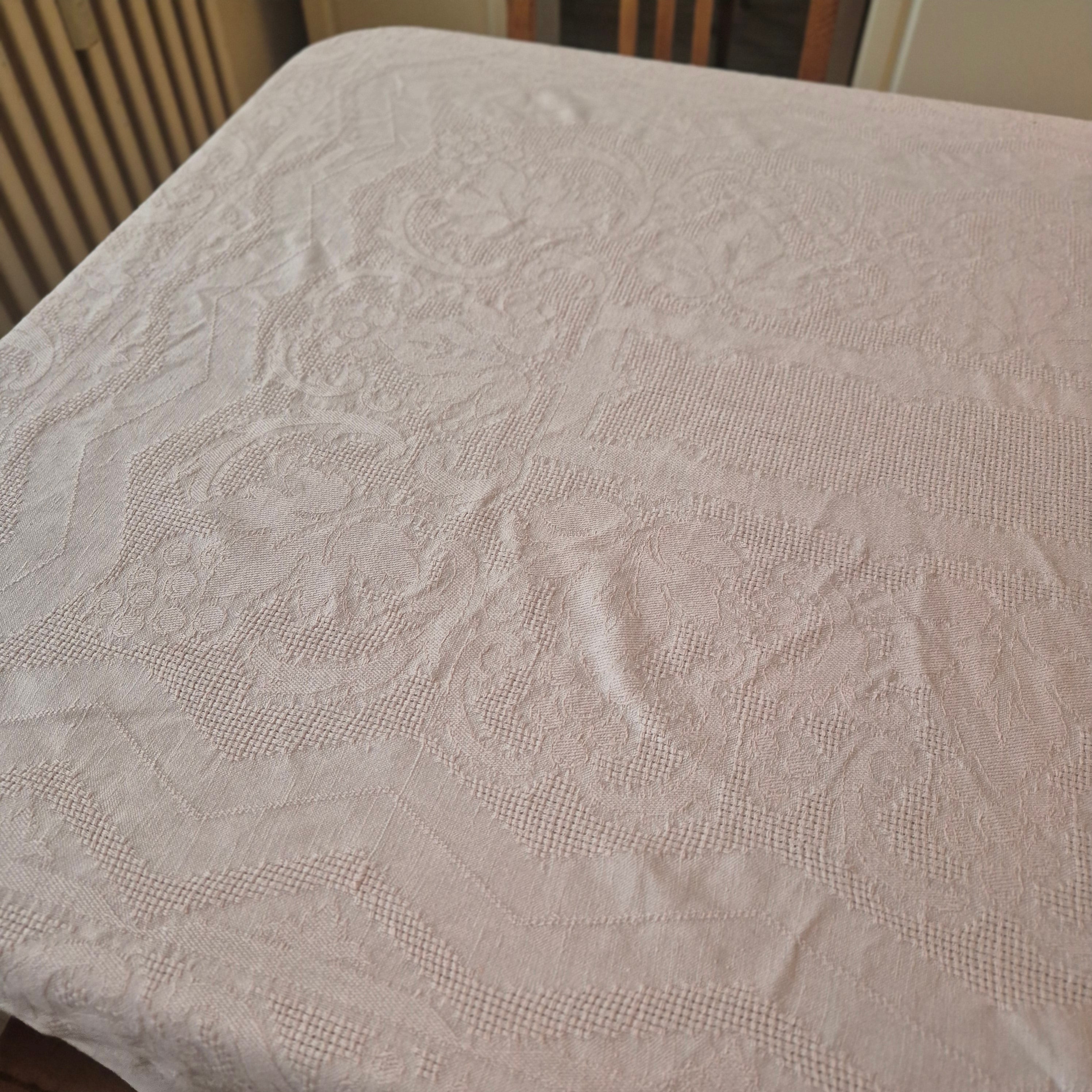 Wunderschöne Vintage Leinen Tischdecke mit Damast Blumendekor leider mit Fleck! 130x215cm Altrosa