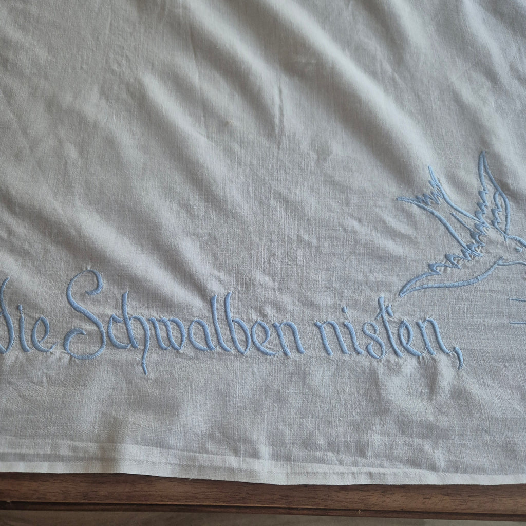 Großes Baumwolltuch mit Spruch "Wo die Schwalben nisten, da wohnt das Glück!" 140x210cm
