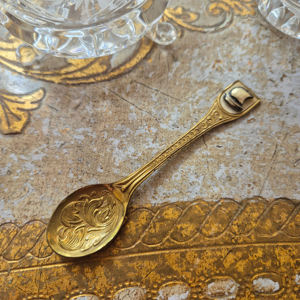 Antiker kleiner Zierlöffel mit Perlmutt und Schiffmotiv goldfarbend