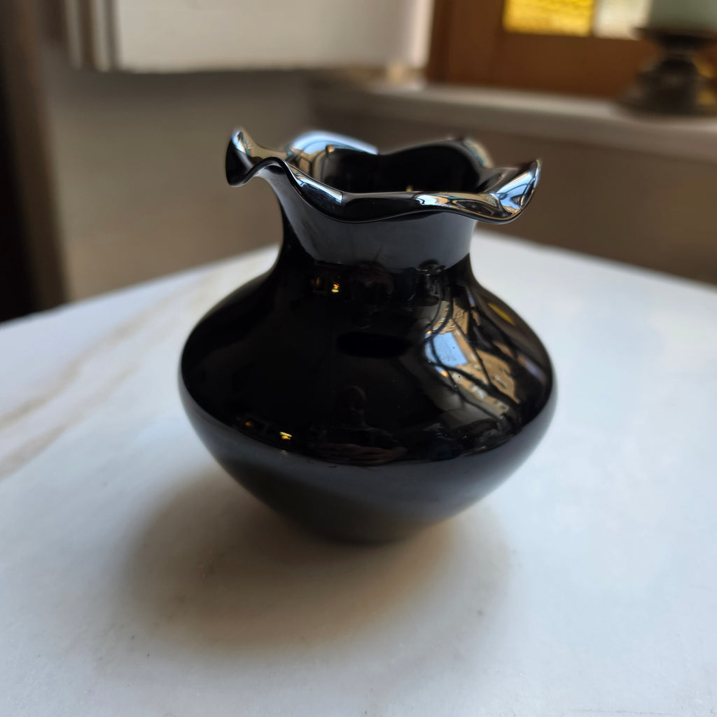 Eleganter Vintage-Mini-Vase aus Schwarzem Glas - Mundgeblasen mit gewelltem Rand