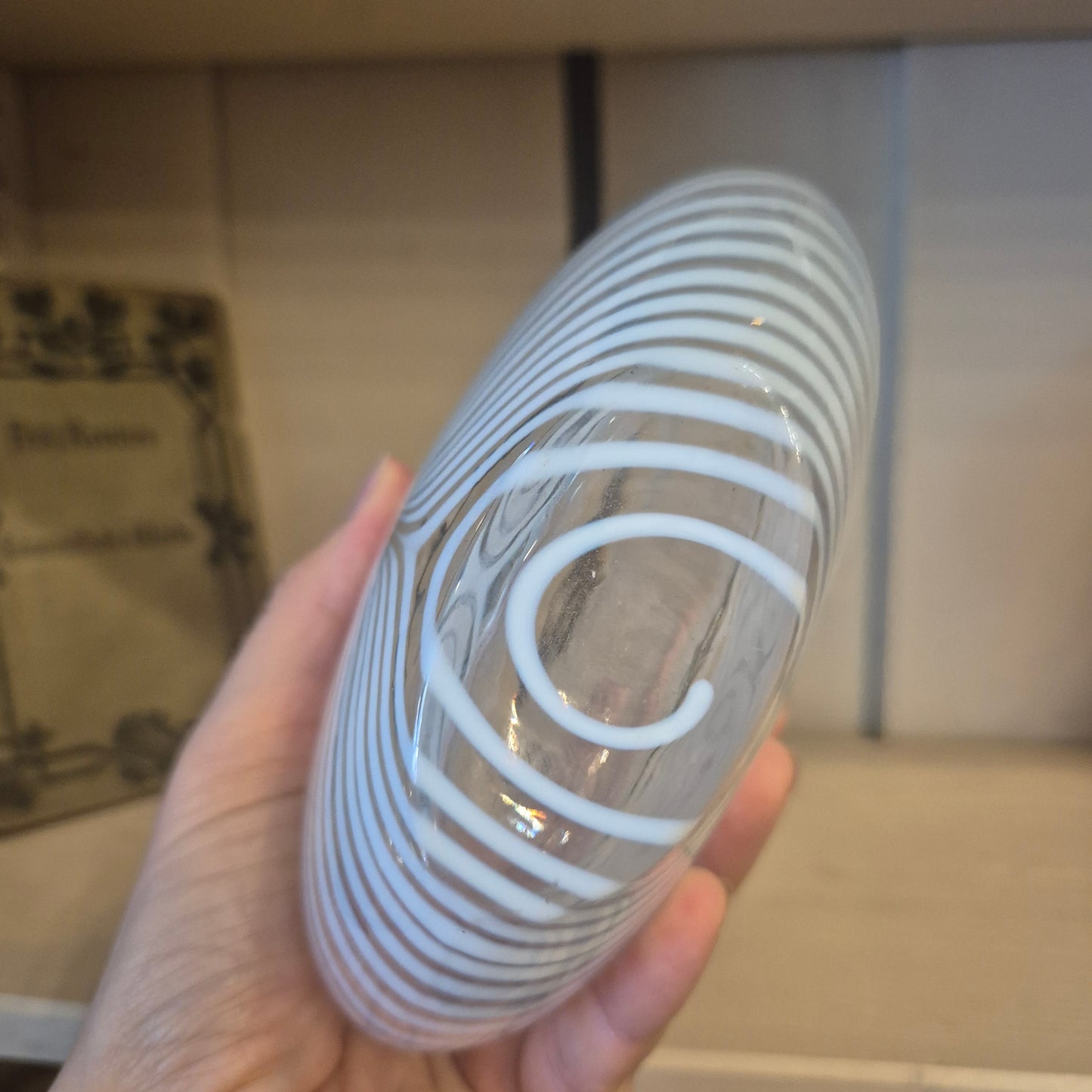 Vintage Kunstvase transparent mit weißen Streifen Glaskunst wie Costa boda?