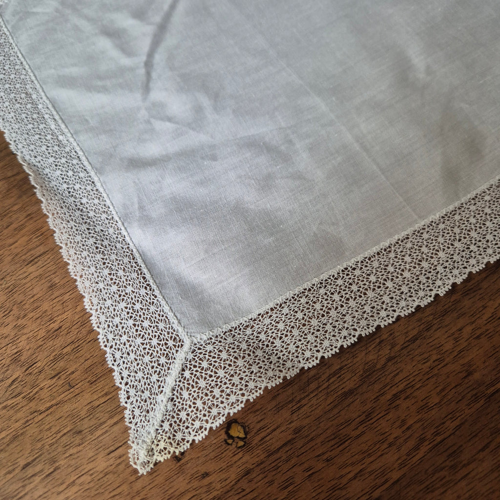 Weißes Vintage Stofftaschentuch mit gehäkelte/ geklöppelte Spitze 25x26cm