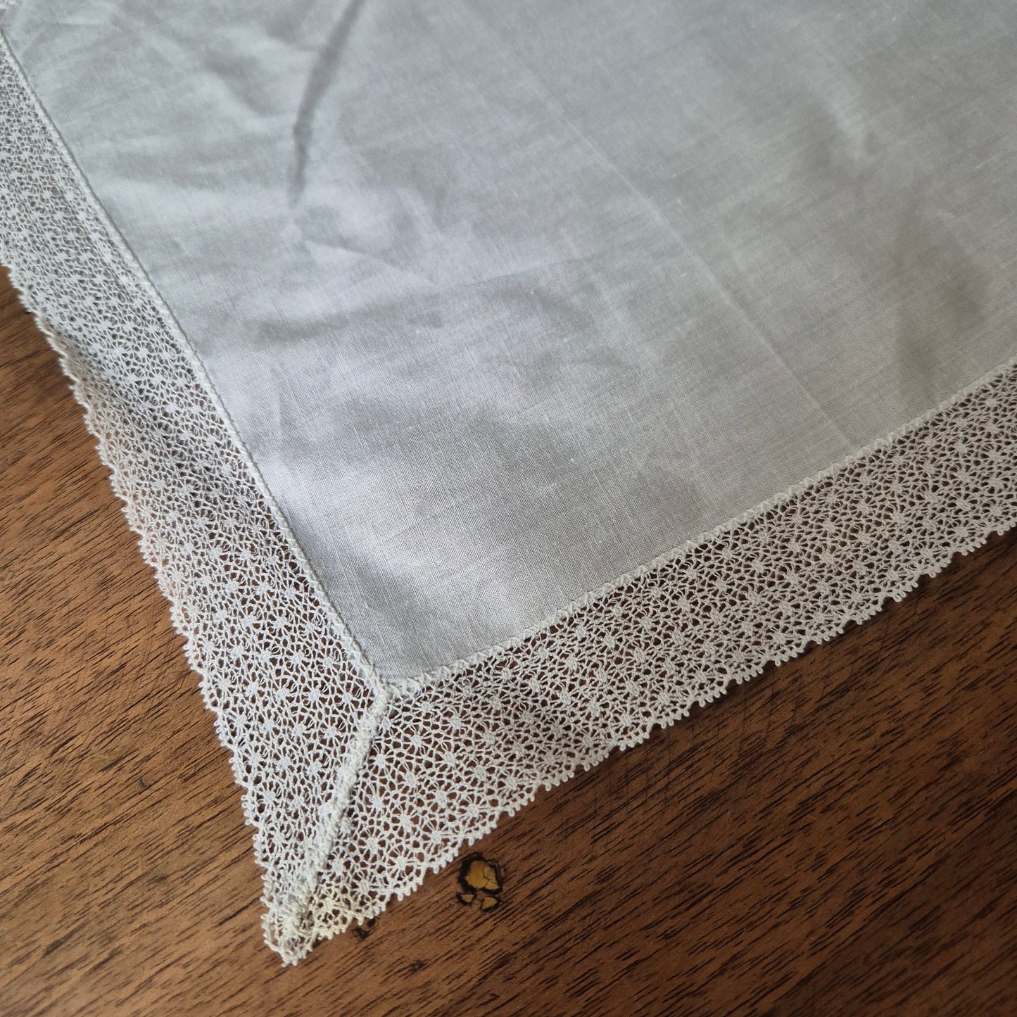 Weißes Vintage Stofftaschentuch mit gehäkelte/ geklöppelte Spitze 25x26cm