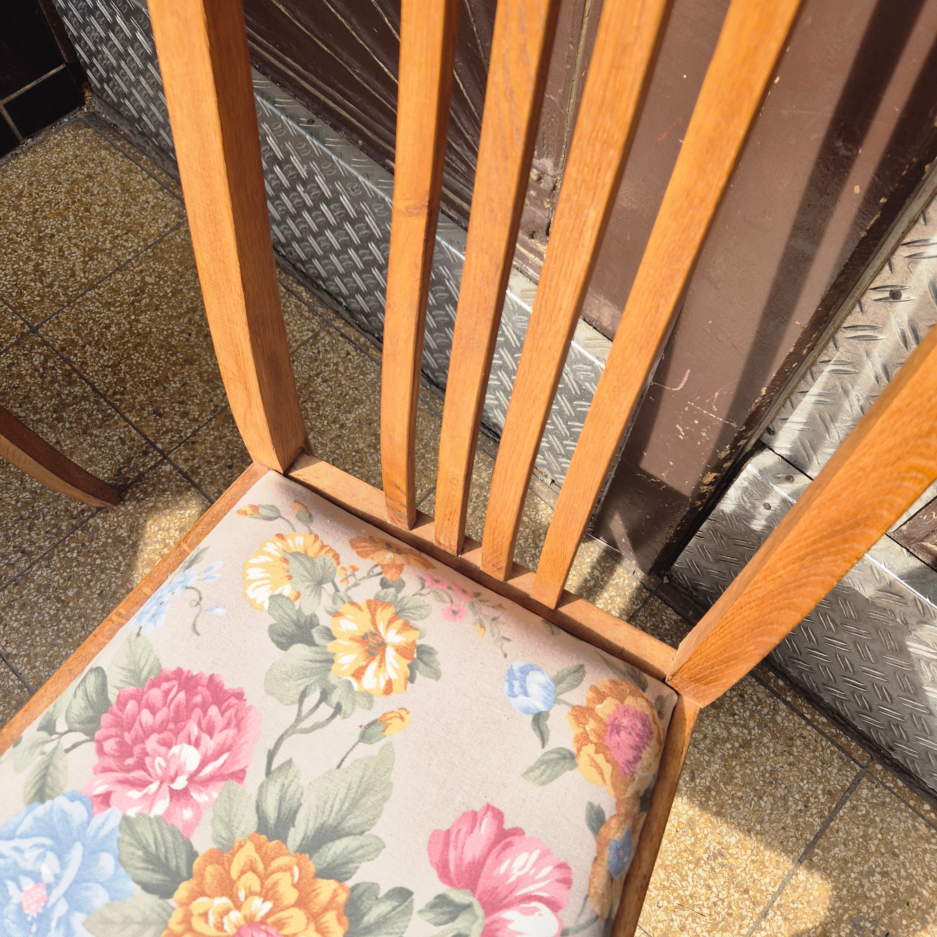 Jugendstil Stuhl Eiche Vollholz Küchenstuhl aufgearbeitet mit Blumenschnitzerein & neuem Polster