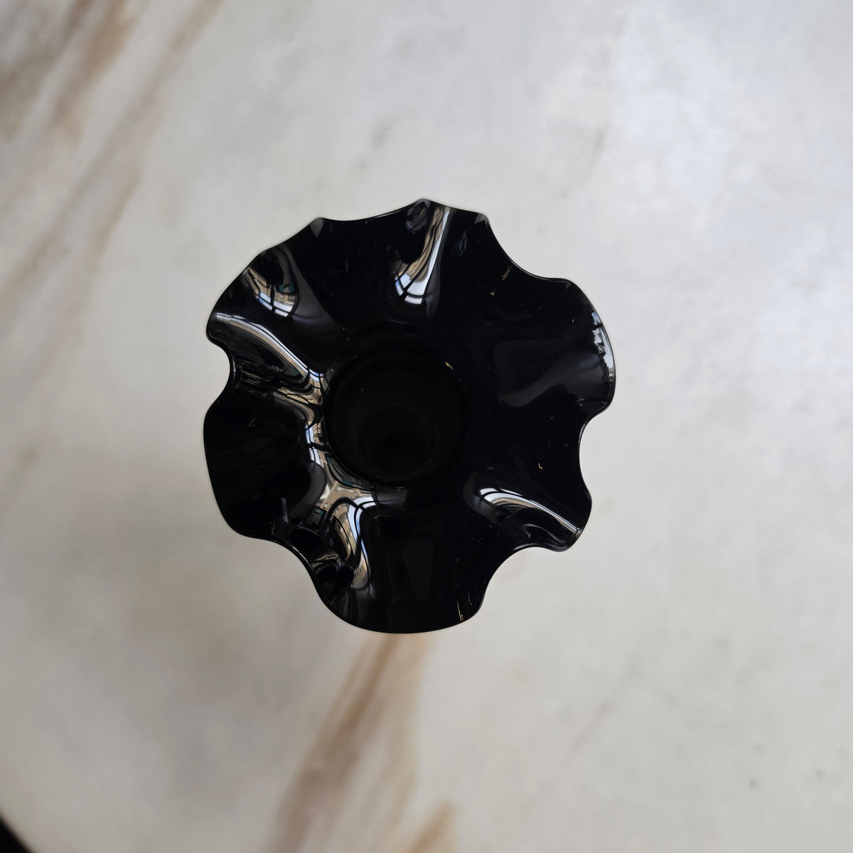 Vintage Solitär-Vase aus schwarzem Glas mit Wellenrand (Gefältelter Rand / Solifleur)