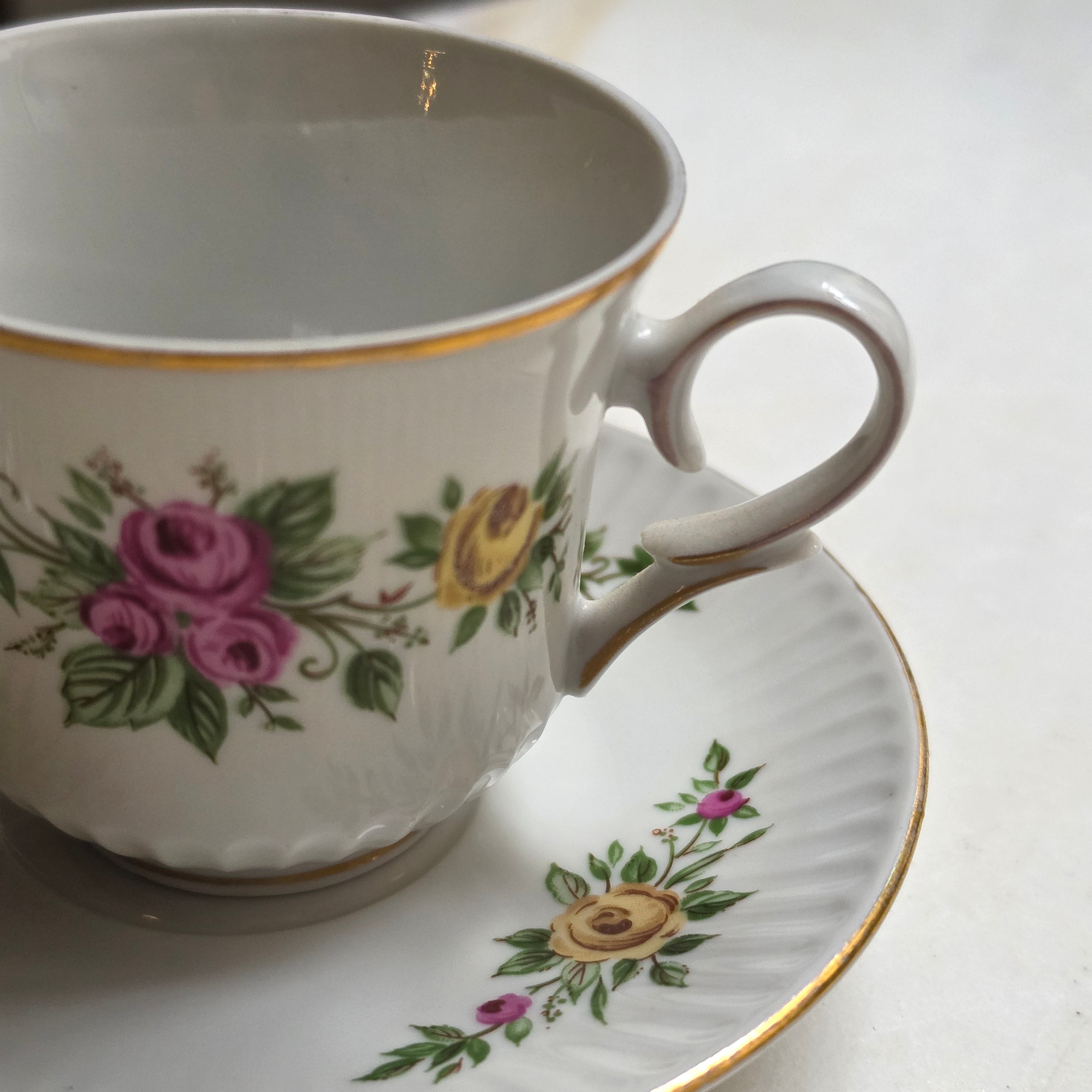 Vintage Freiberger Porzellan Sammeltasse mit Untersetzer – Romantisches Rosen-Dekor & Goldrand DDR / GDR