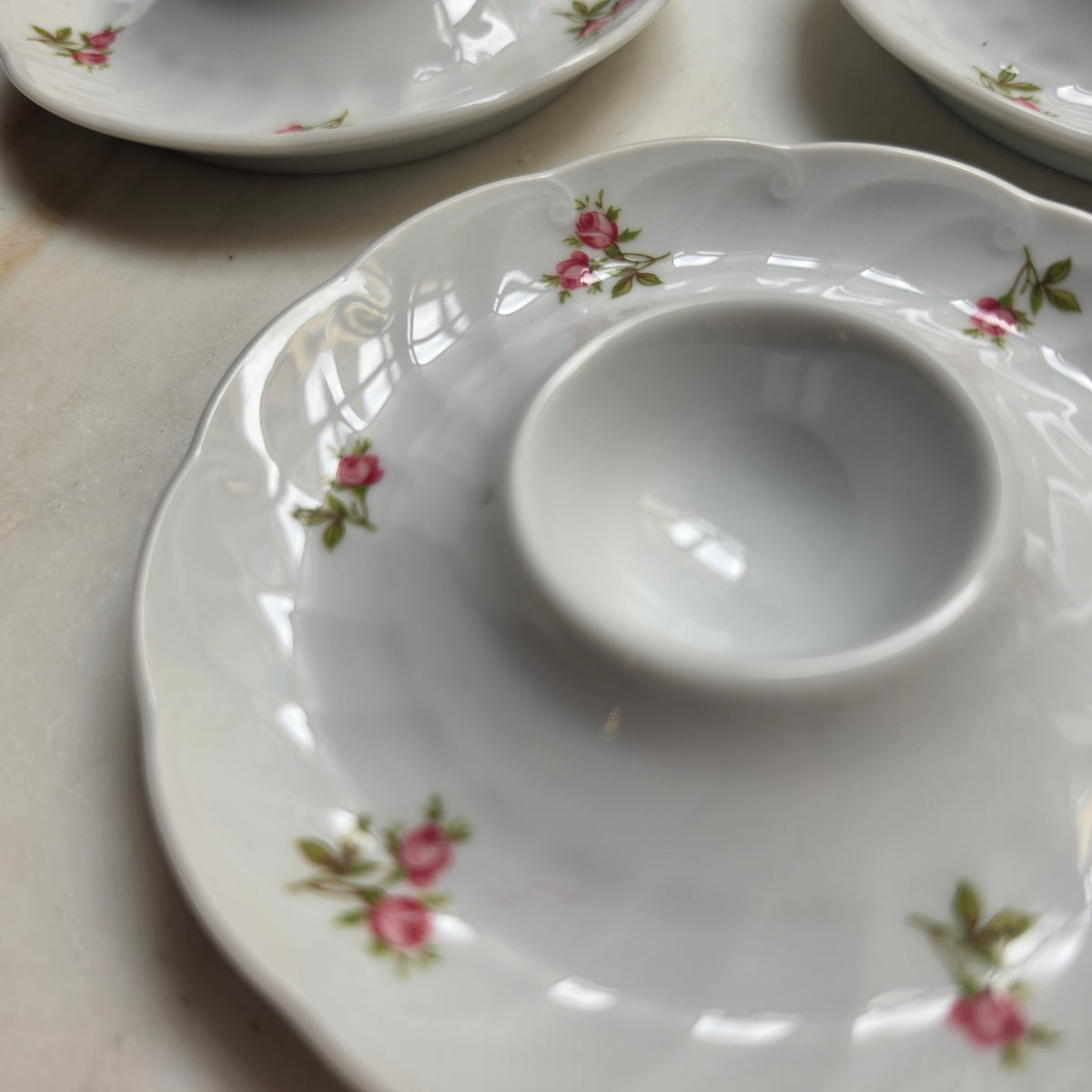 Vintage Porzellan-Eierbecher-Set (3-teilig) mit rosem Röschen-Dekor & Ablage