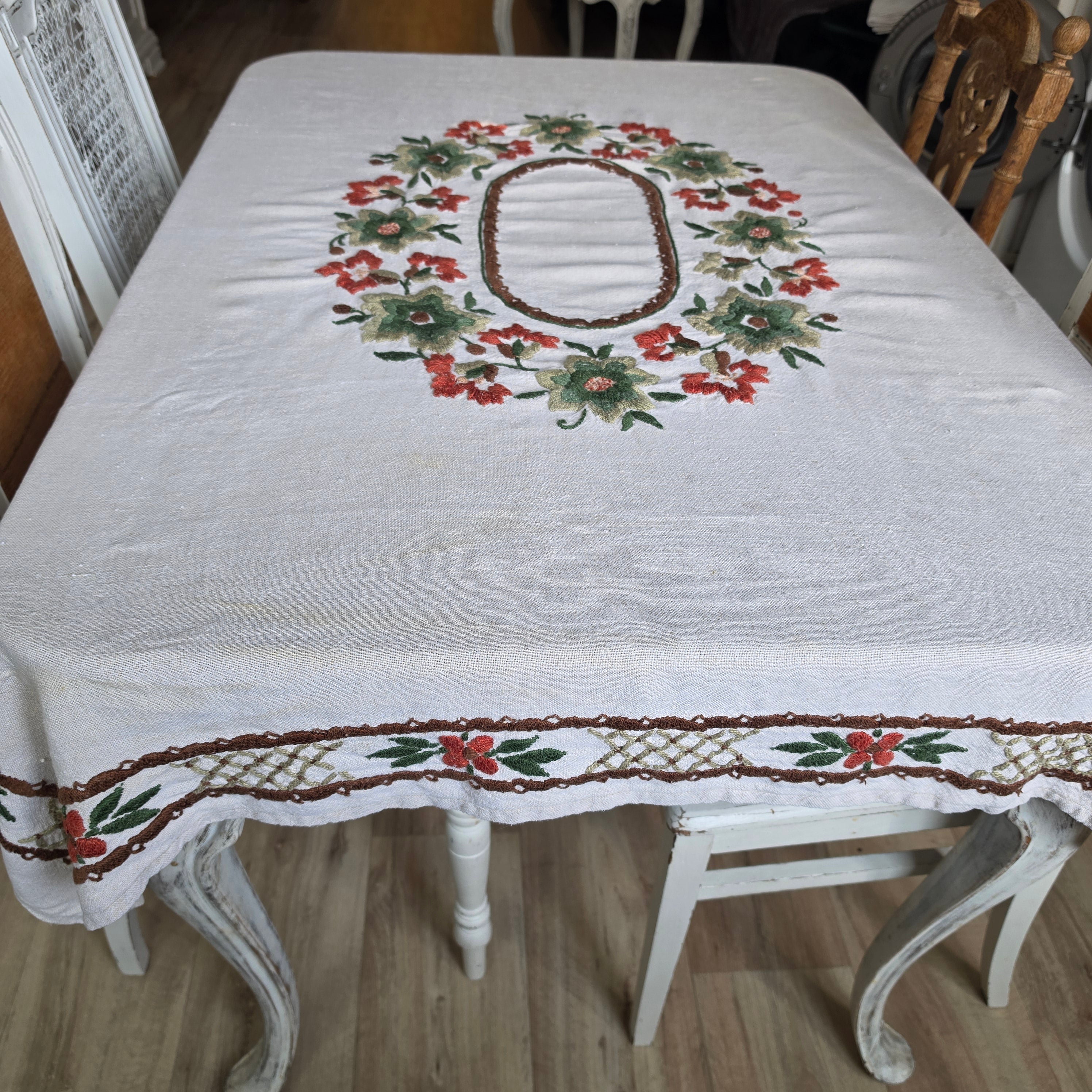 Vintage Leinen-Tischdecke Handgestickt - Rustikale Decke mit Floralem Kurbelstick-Muster 140x150cm