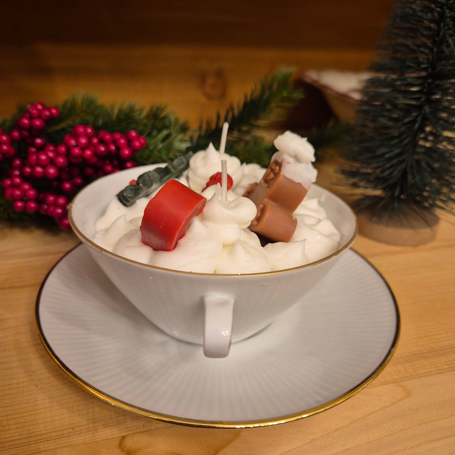 Handgemachte Sojawachskerze Weihnachtesgeschenk badender Lebkuchen Sahne Dessert in Antiker Porzellan Suppentasse von Seltmann Weiden