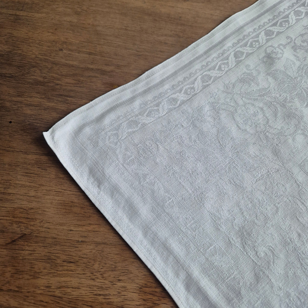Antike Jugendstil Serviette/Mitteldecke weiß 66x66cm Damast Blumen Stockflecken Monogramm B. Ein fleck