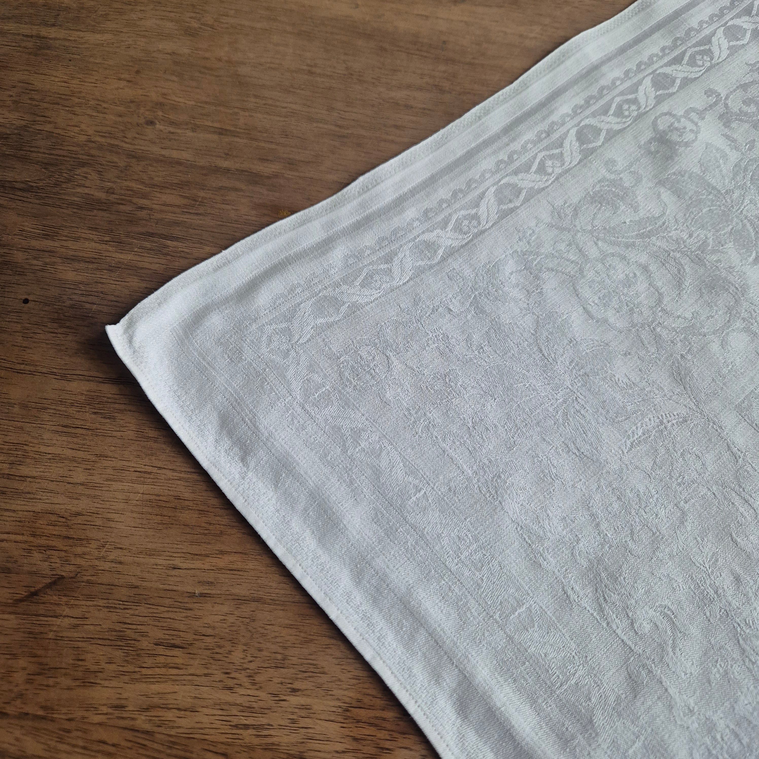 Antike Jugendstil Serviette/Mitteldecke weiß 66x66cm Damast Blumen Stockflecken Monogramm B. Ein fleck