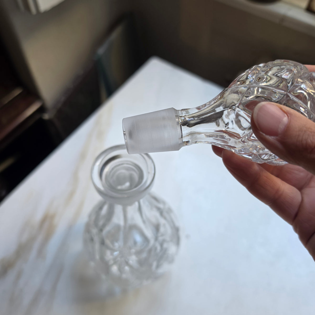 Edle Vintage Kristallkaraffe mit Schliffmuster – Elegant geschnittene Glaskaraffe mit Passstopfen