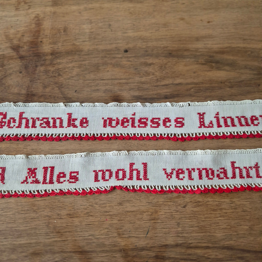 2x Antike handbestickte Spitze Küchenregal Leinen Spruch: Im Schranke weißes Linnen und alles Wohl vermahrt"Landhaus