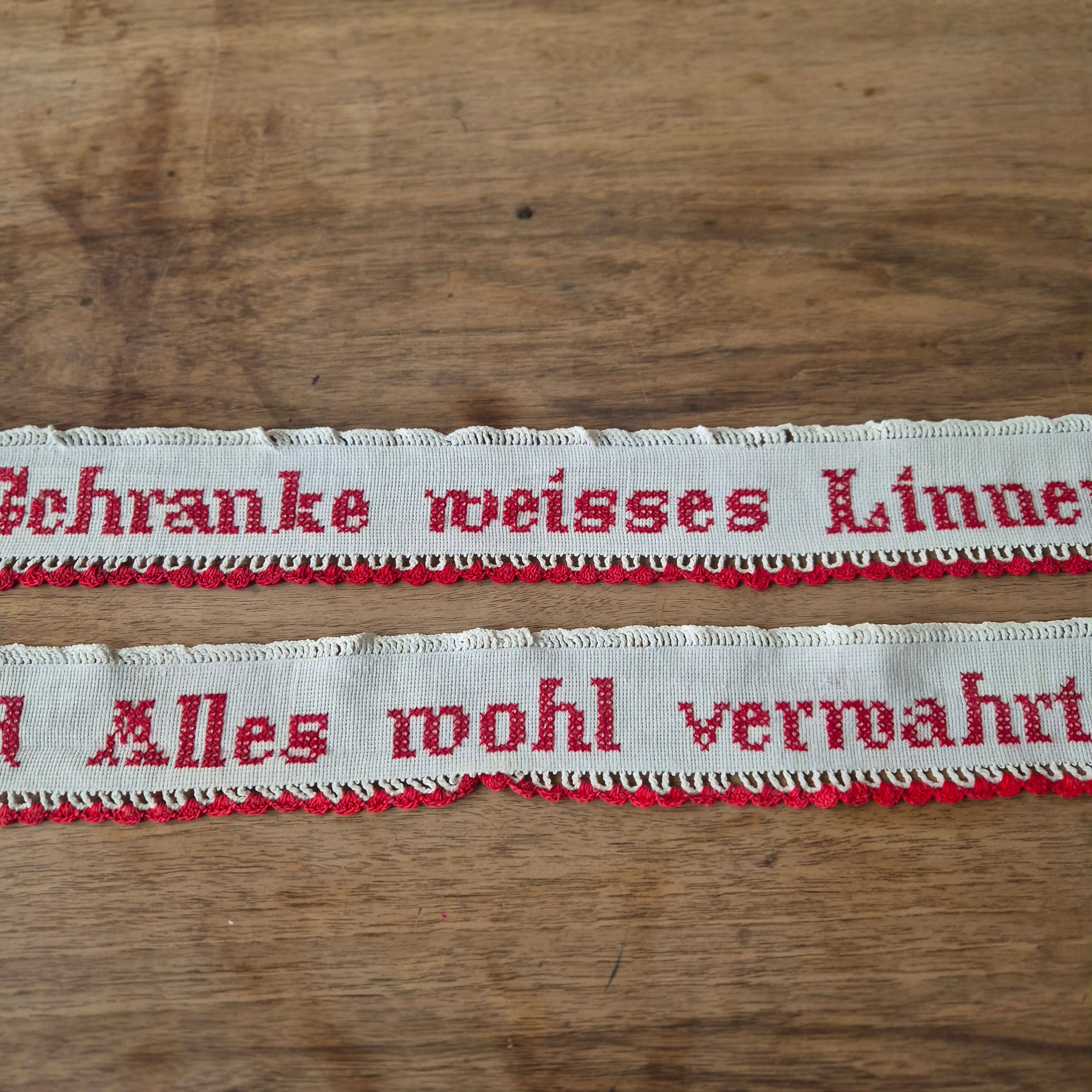 2x Antike handbestickte Spitze Küchenregal Leinen Spruch: Im Schranke weißes Linnen und alles Wohl vermahrt"Landhaus