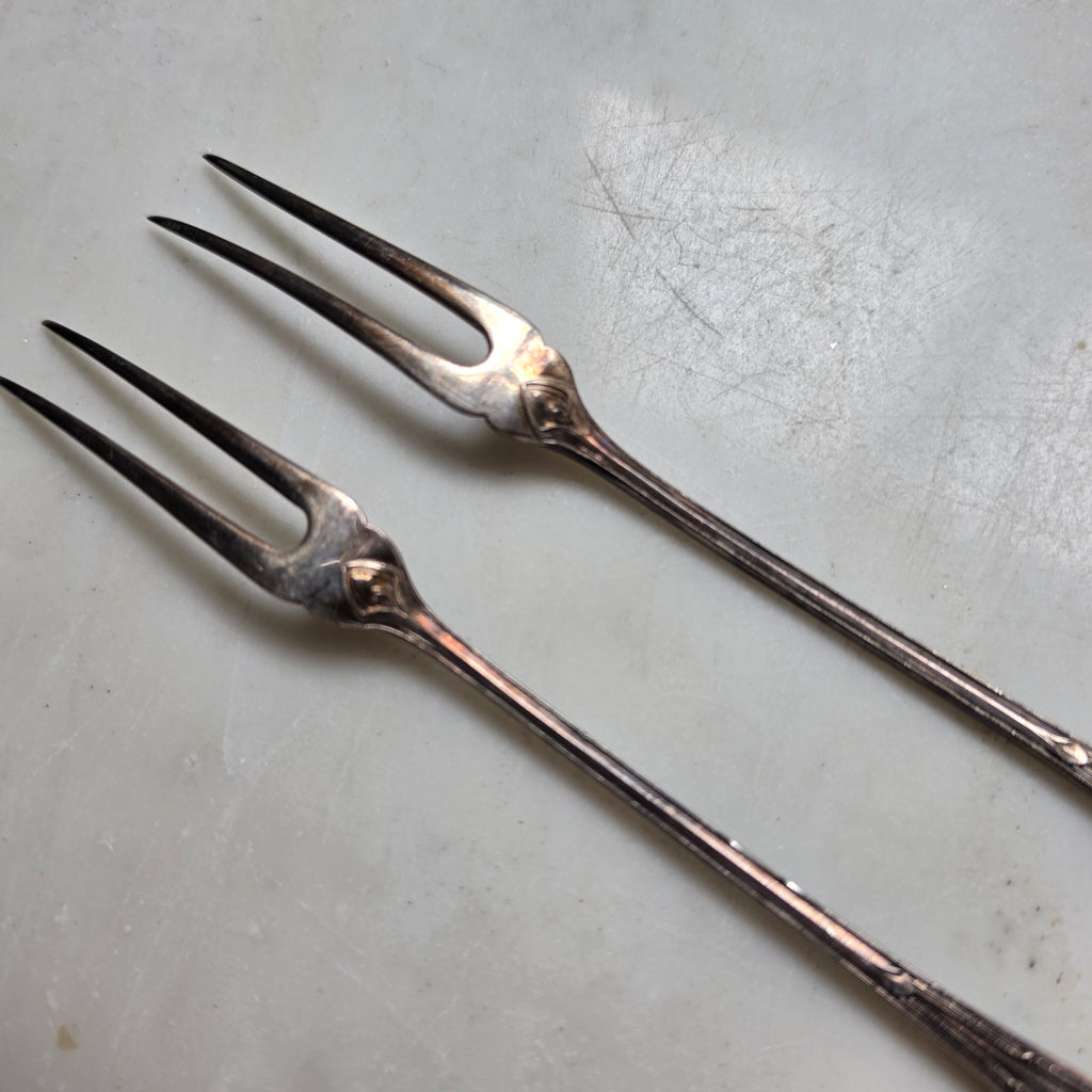 Antikes 2er-Set Aufschnittgabeln - Zitronengabeln – Versilbert mit feiner Patina