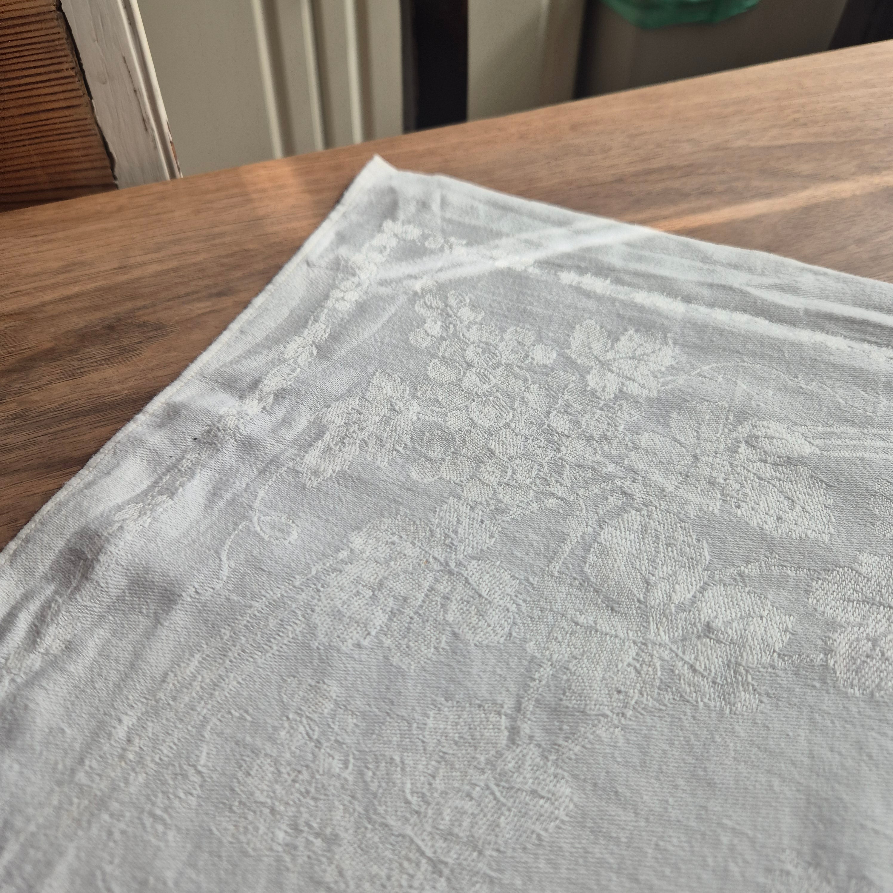 Antike Serviette /Mitteldecke Damast quadratisch cremeweiß Baumwolle 56x58cm Traubenmotiv 🤍