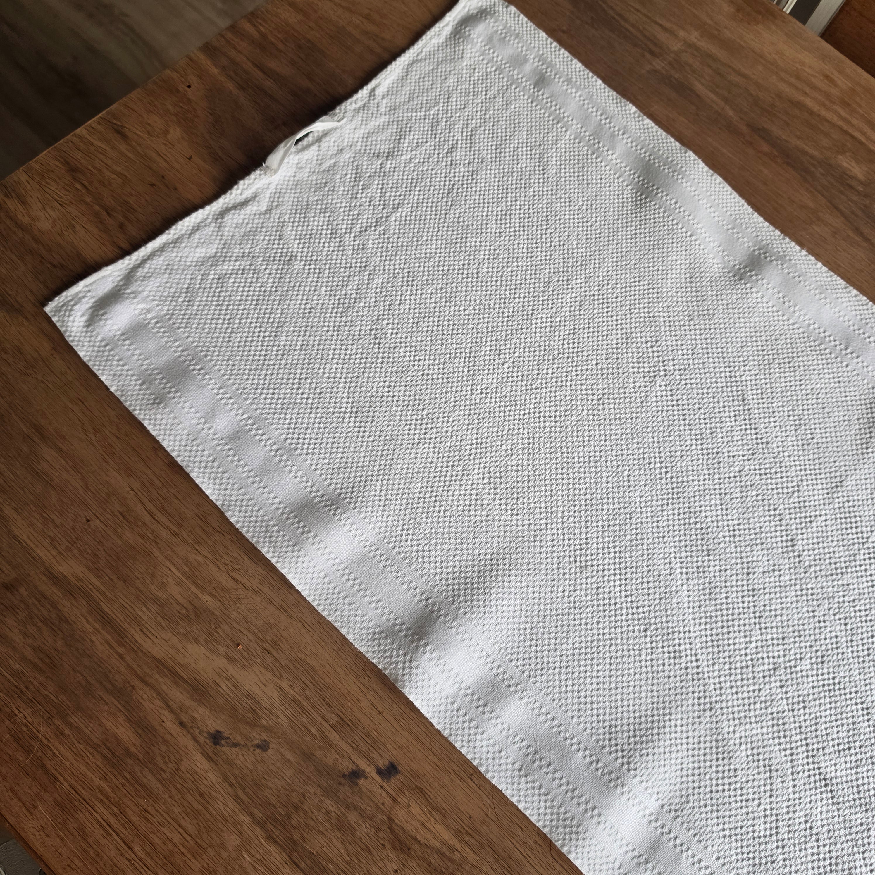 Hochwertiges weißes Waffel-Piqué-Geschirrtuch aus Baumwolle - 45x100cm